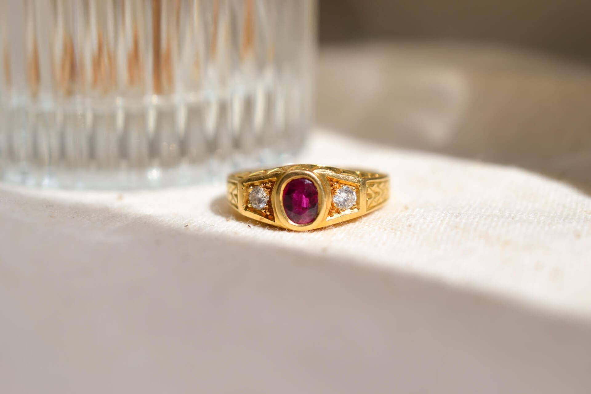 Bague Rubis et Diamants décor ciselé
