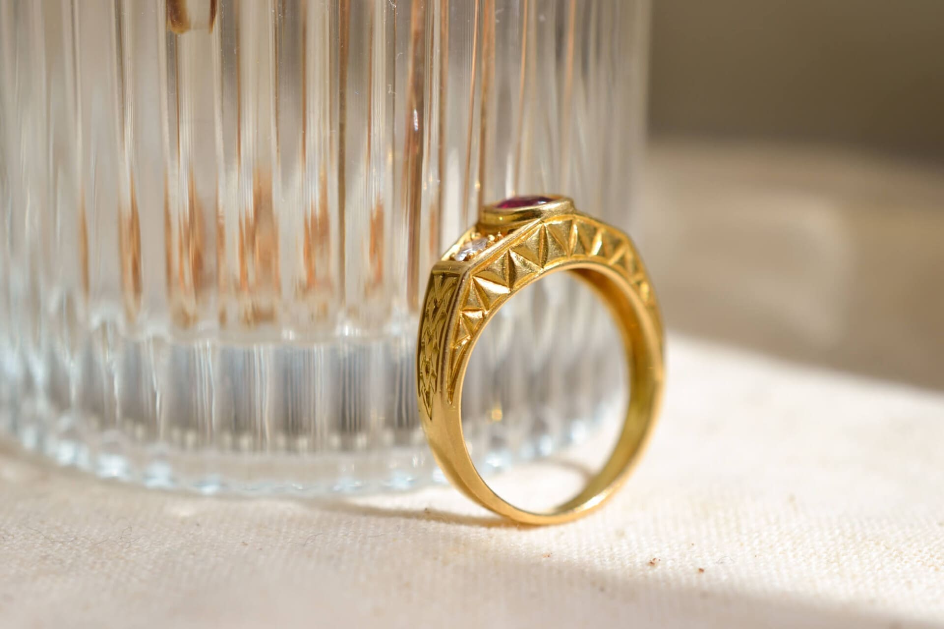 Bague Rubis et Diamants décor ciselé