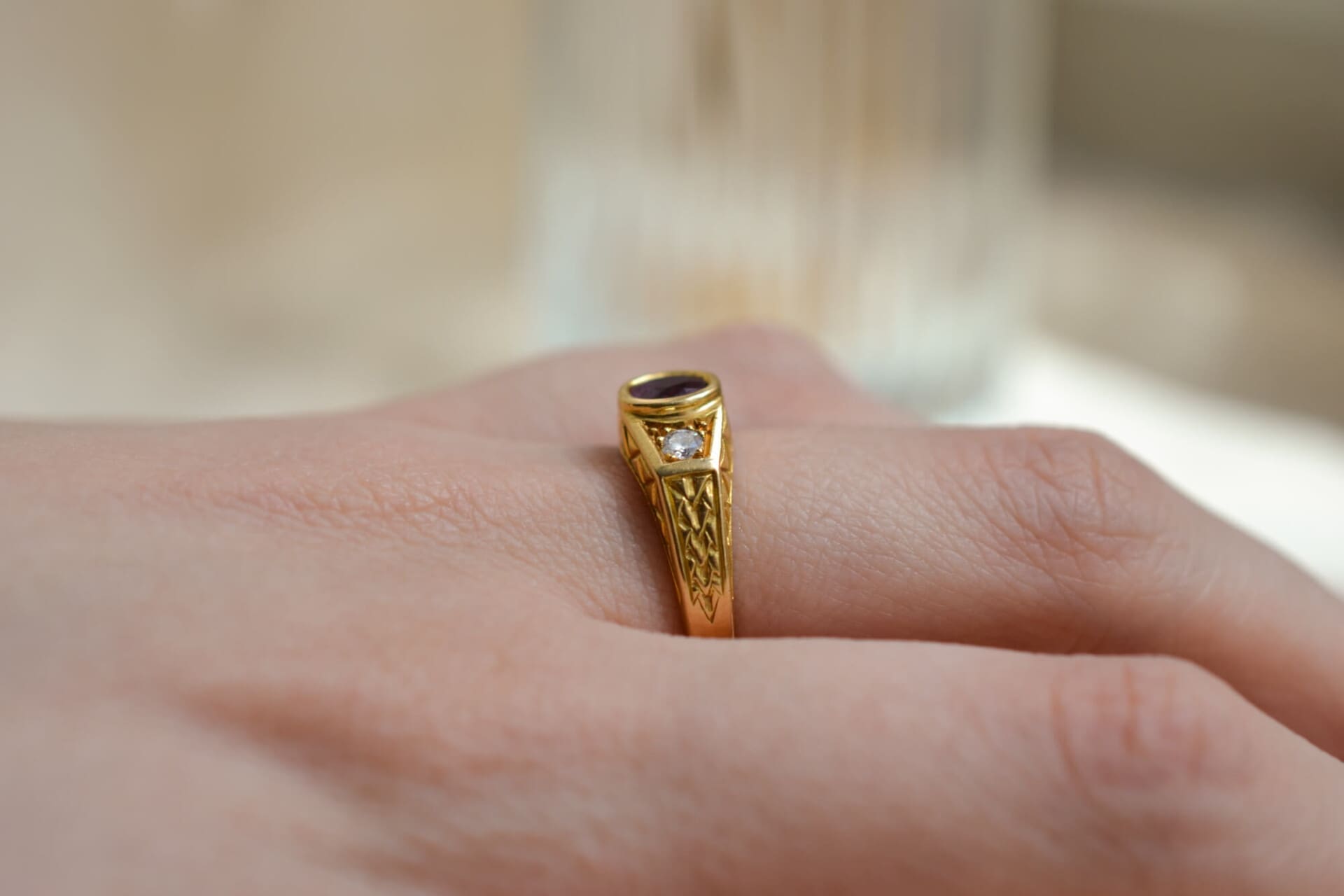 Bague Rubis et Diamants décor ciselé