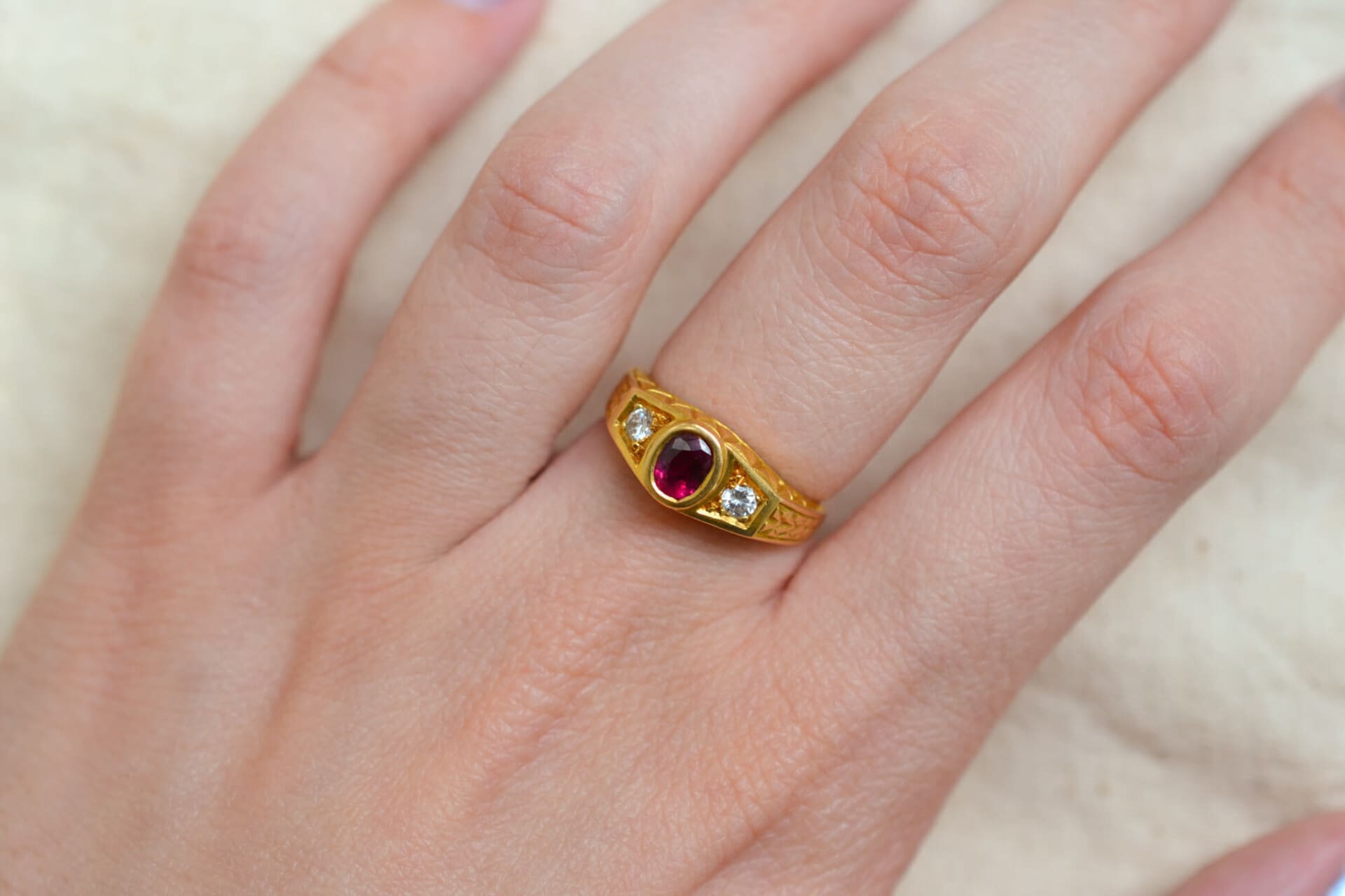 Bague Rubis et Diamants décor ciselé