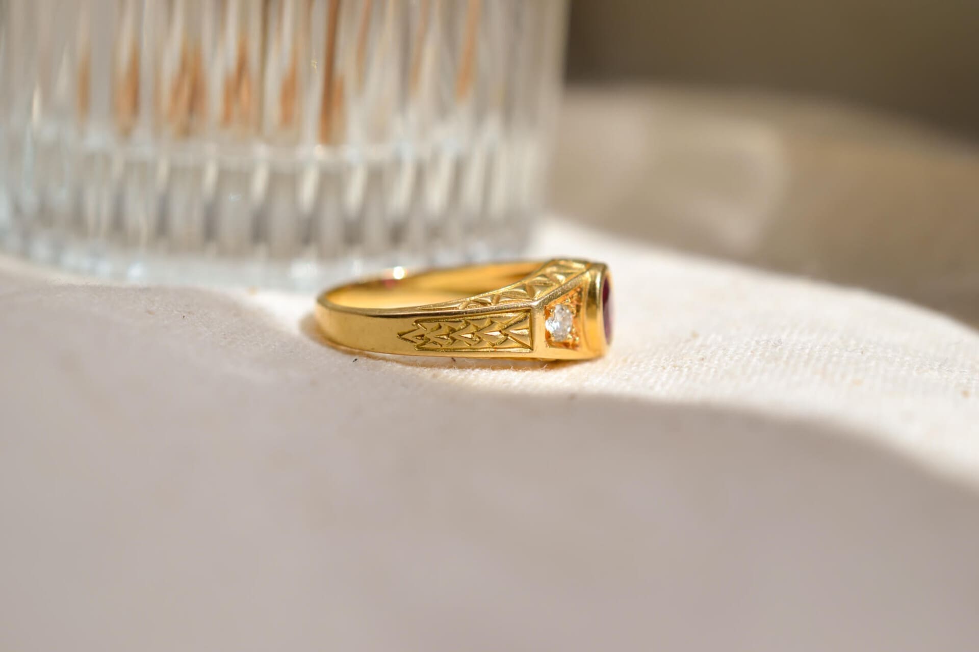 Bague Rubis et Diamants décor ciselé
