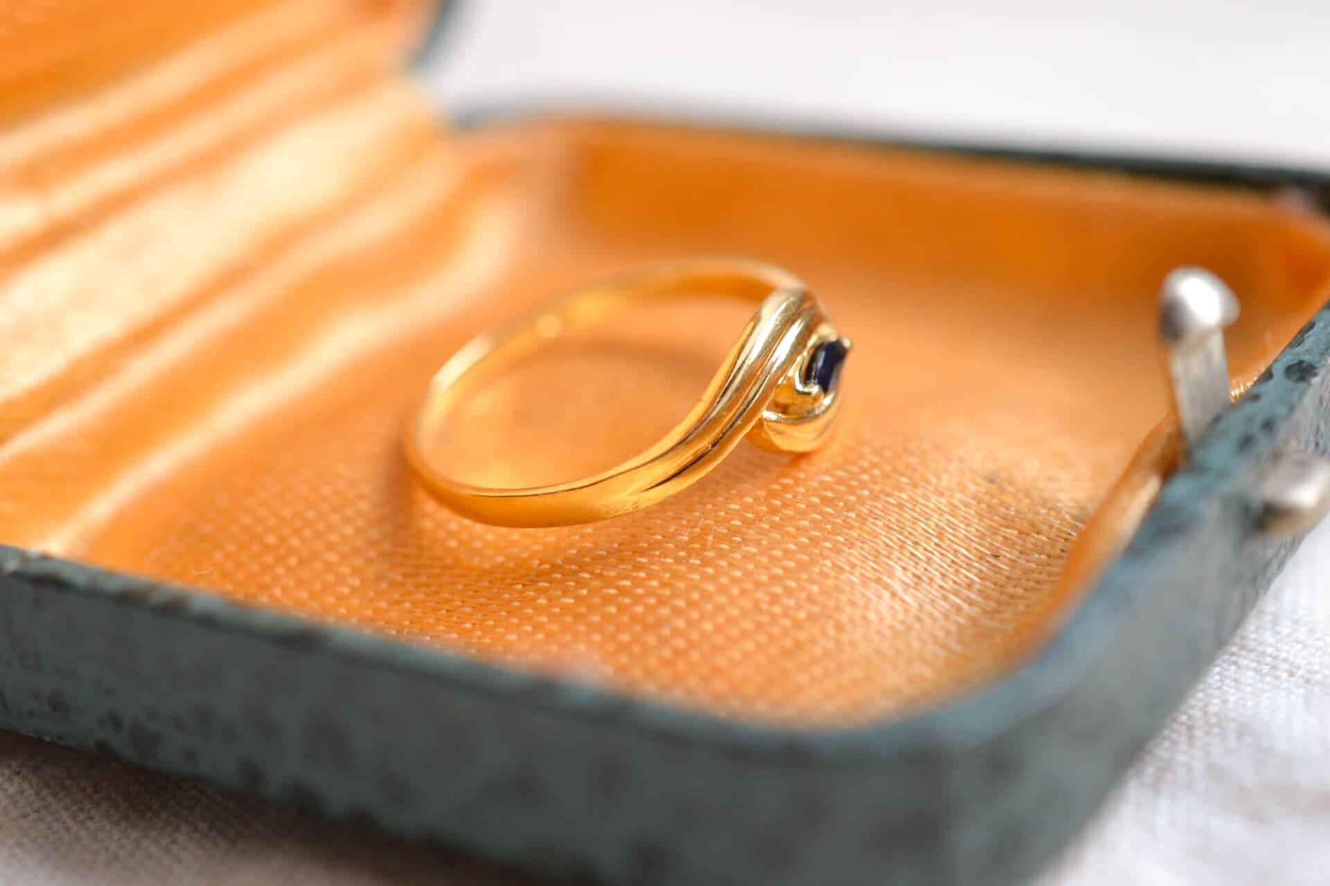 Bague Saphir motif volute