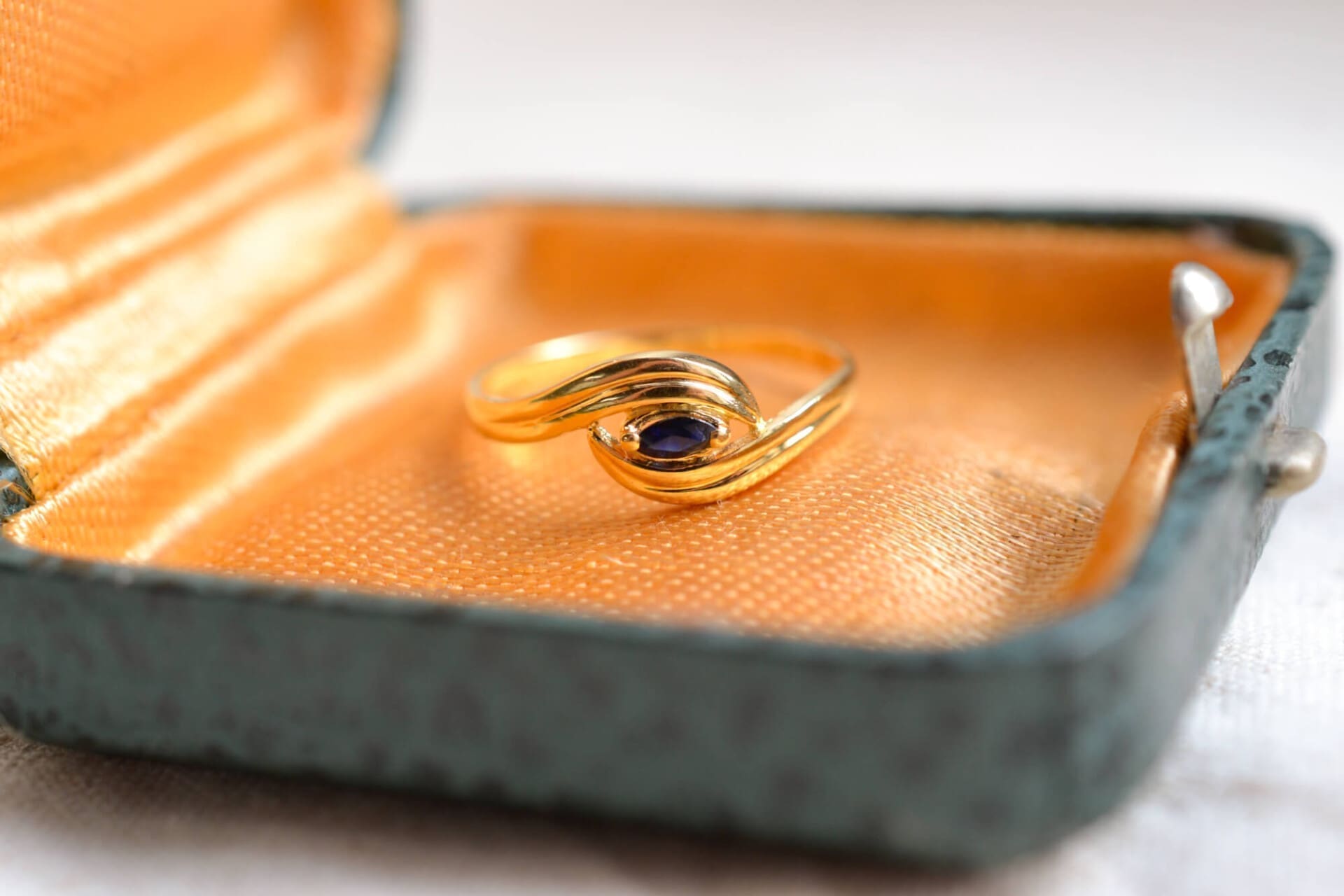 Bague Saphir motif volute
