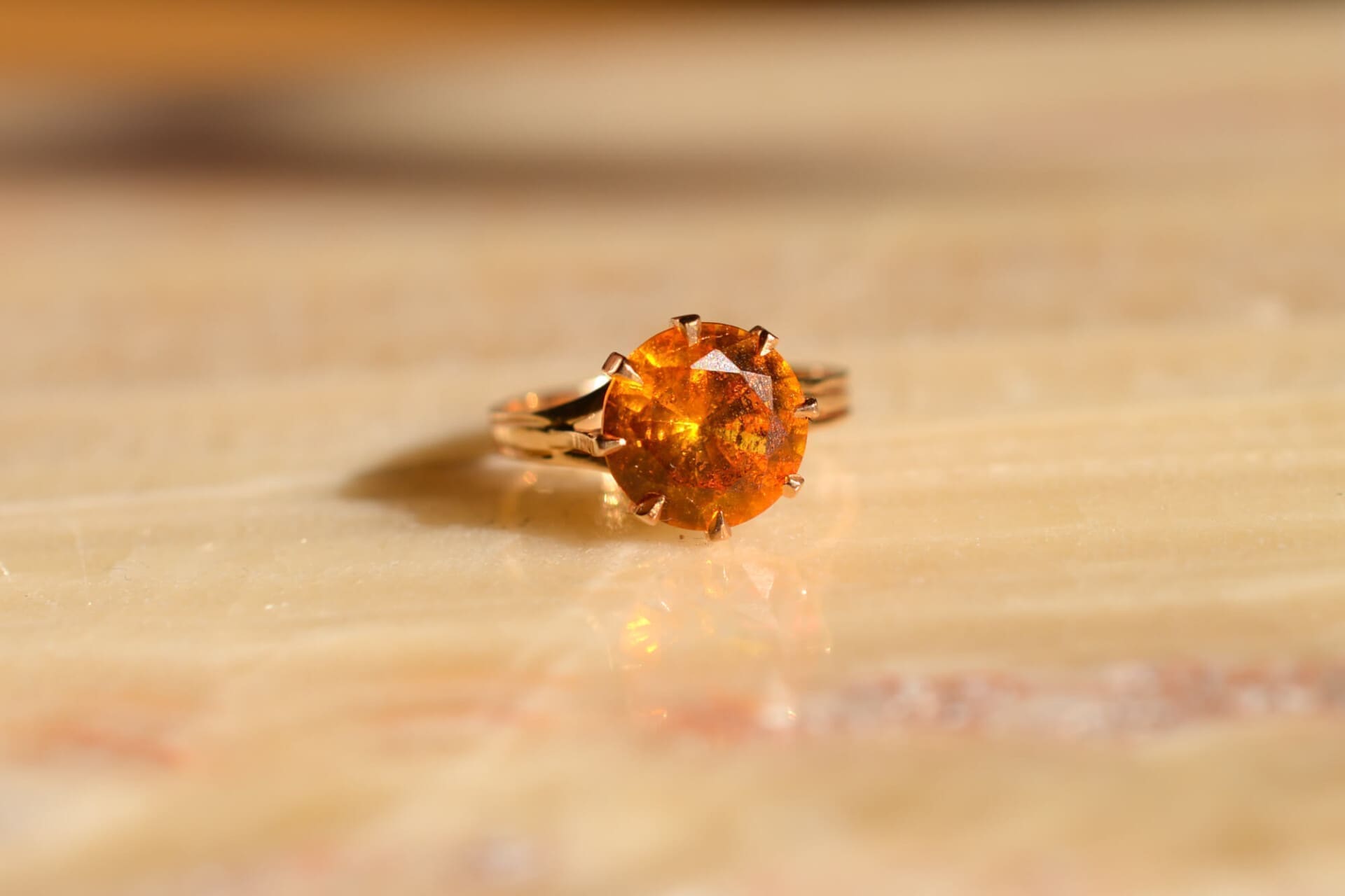 Bague Saphir orange serti griffes