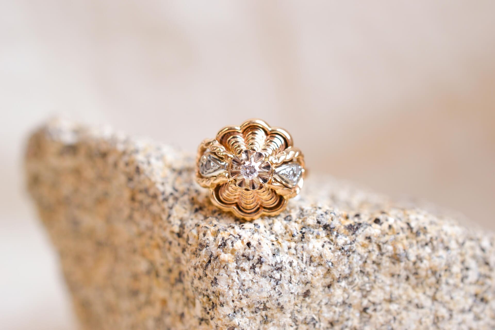 Bague Diamant fleur godronnée