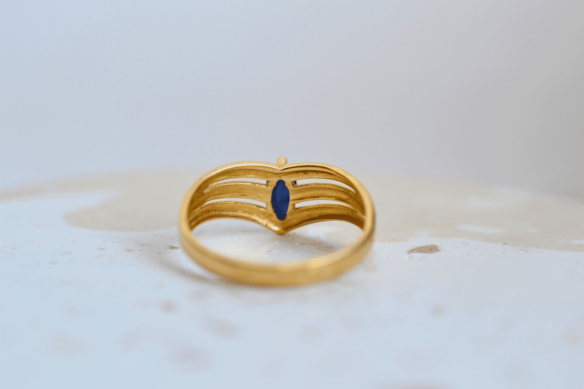 Bague V Saphir taille navette