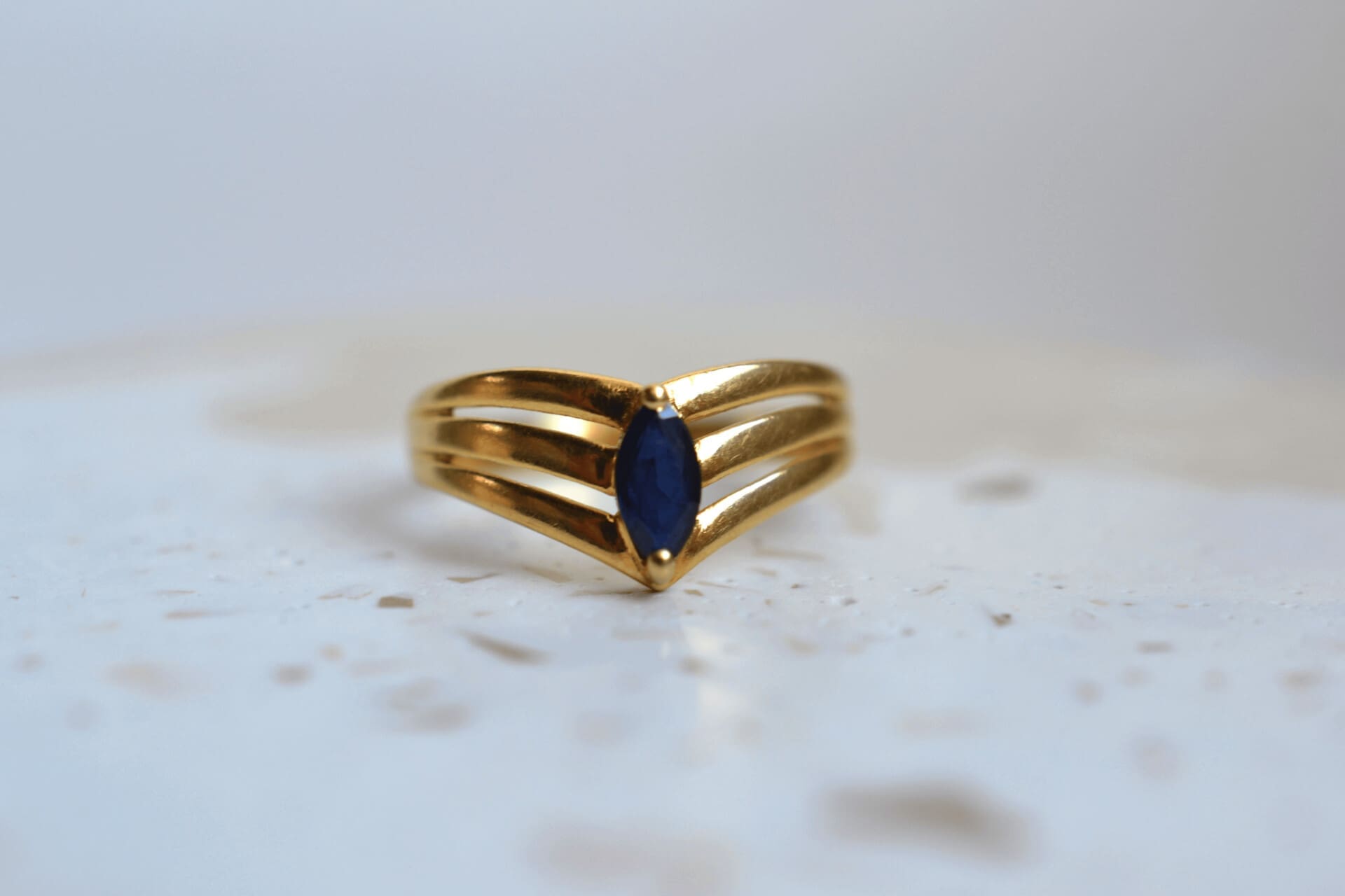 Bague V Saphir taille navette