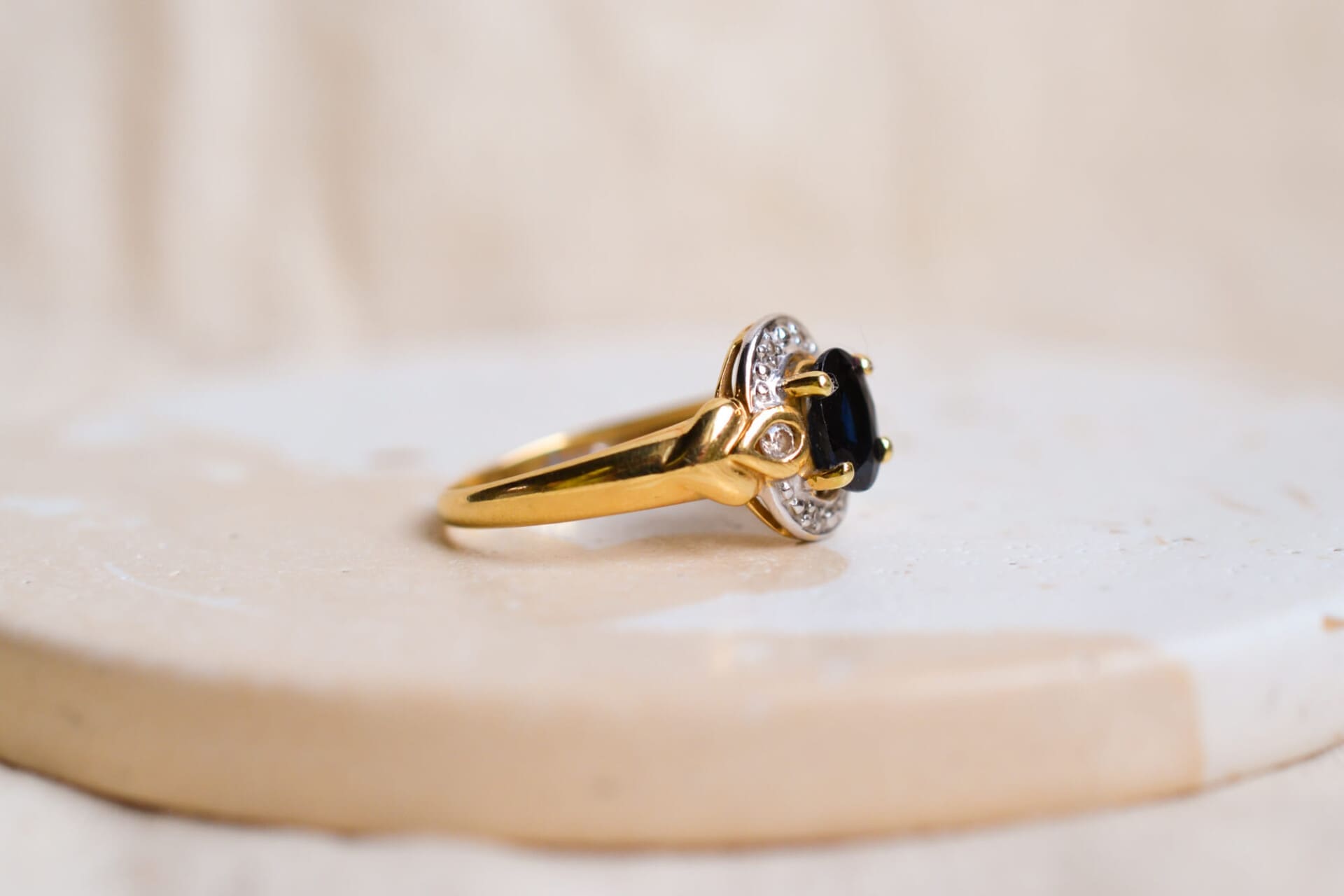 Bague Saphir taille ovale entourage Diamants