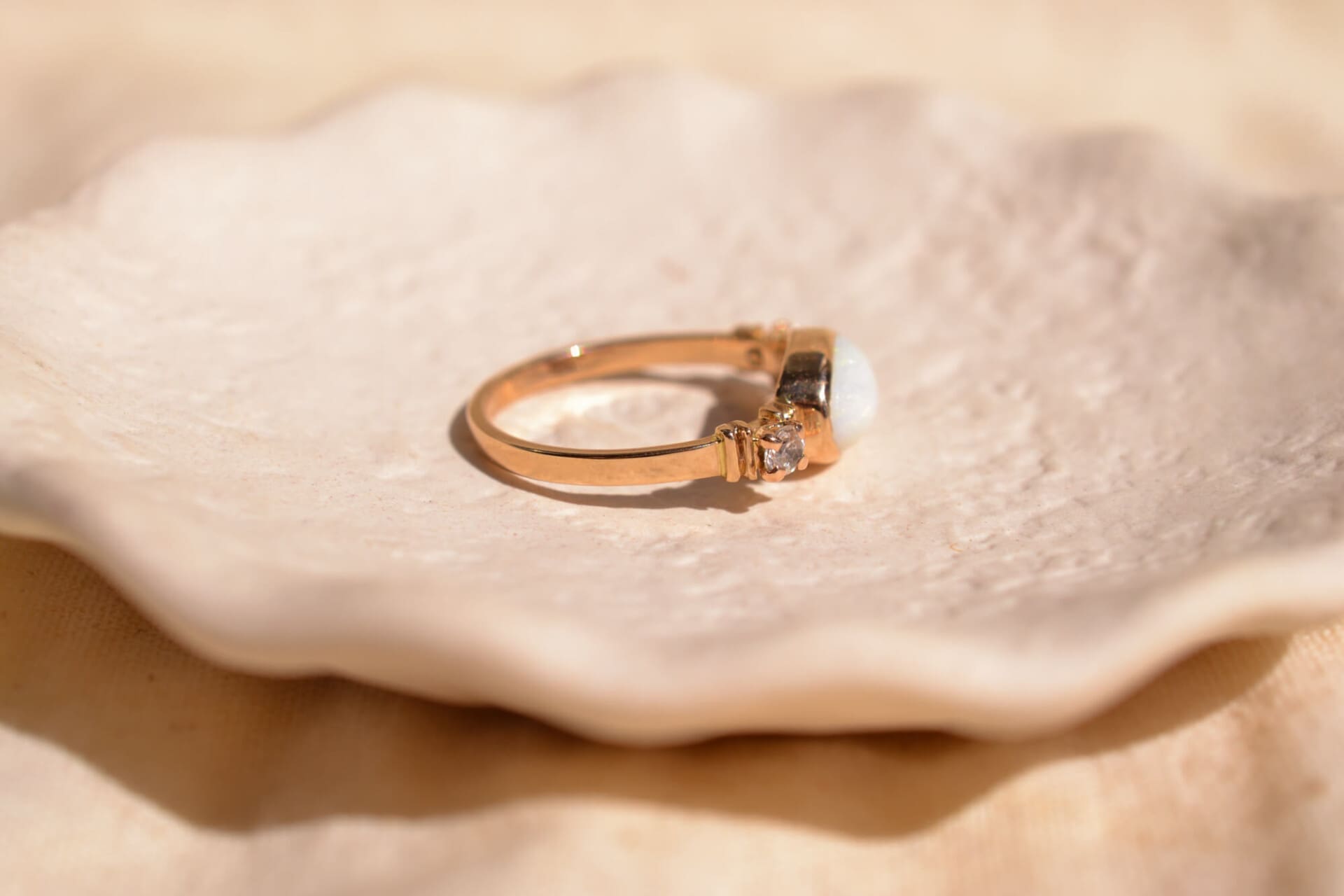 Bague Opale taille ovale et Oxydes