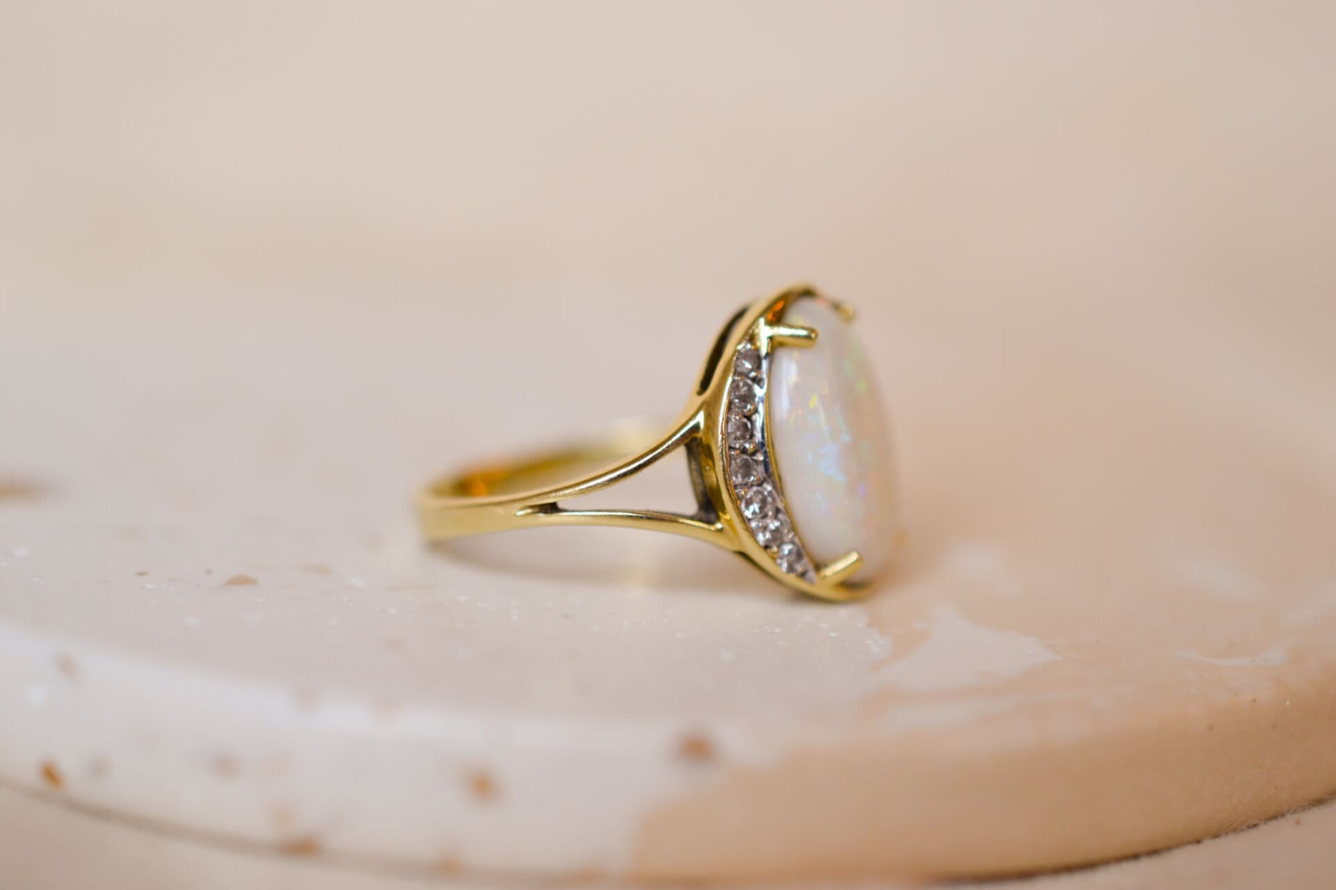 Bague Opale épaulée de Diamants