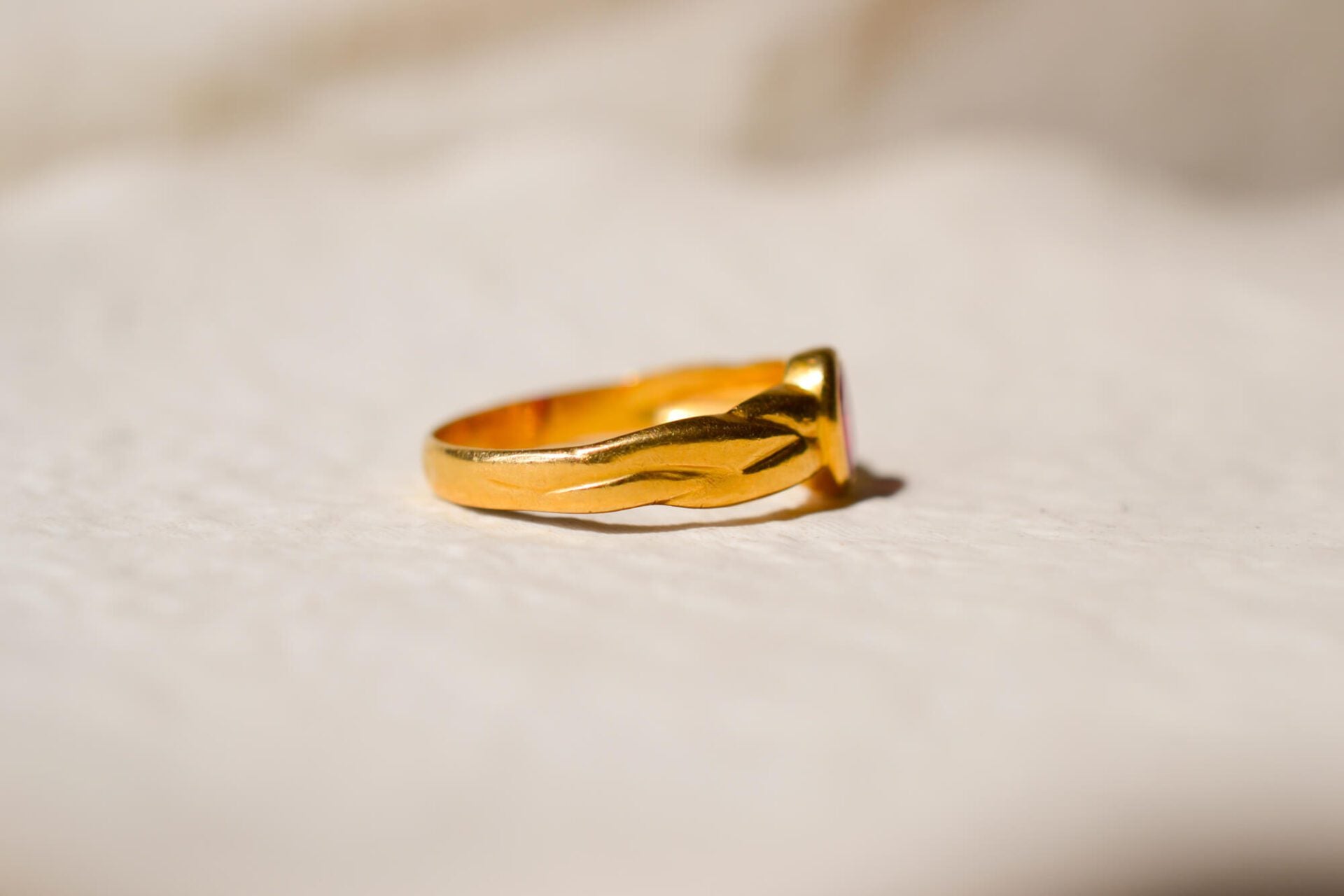 Bague Rubis décor tressé