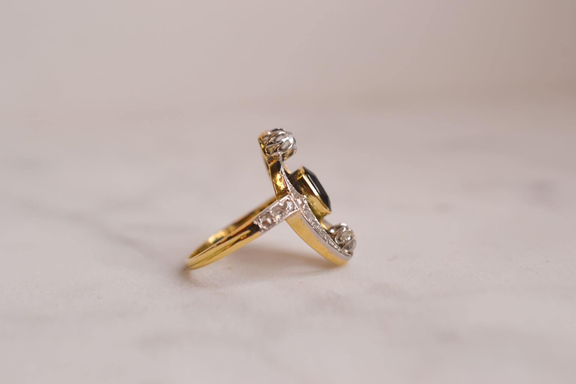 Bague ajourée décor volute Saphir et Diamants