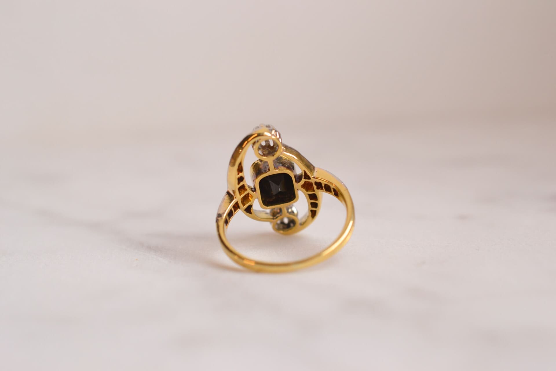 Bague ajourée décor volute Saphir et Diamants