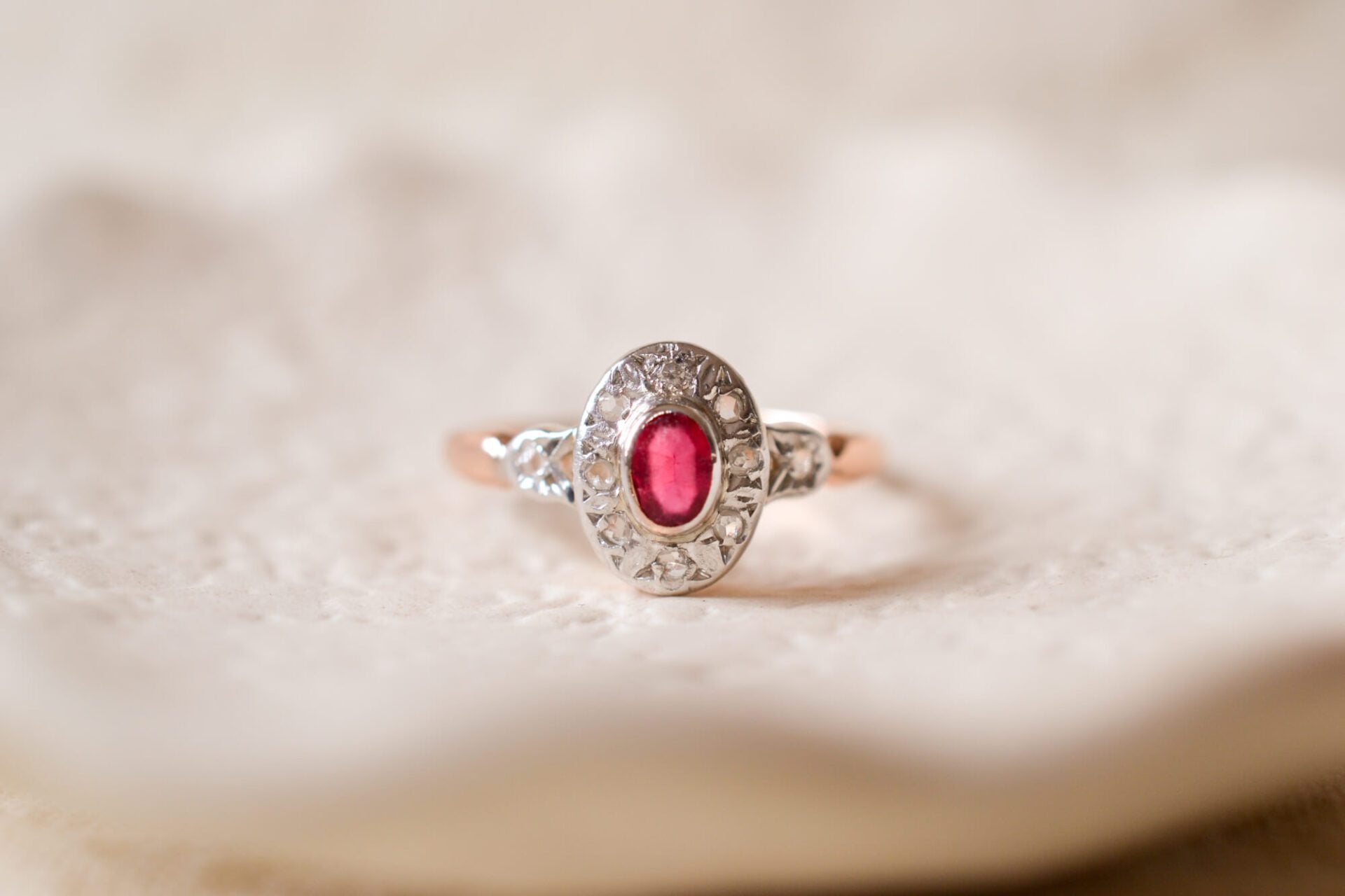 Bague pierre rouge entourage Diamants