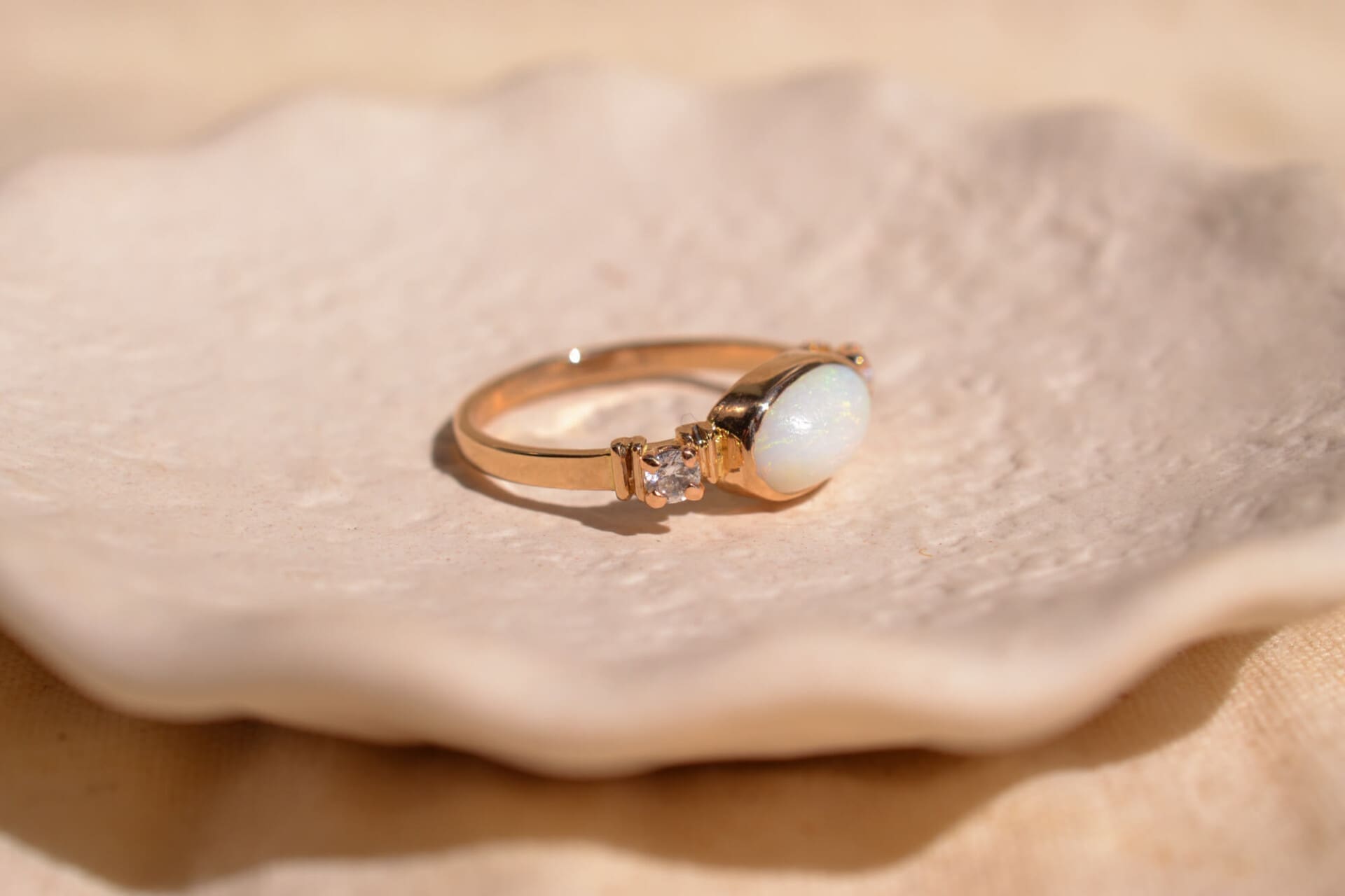 Bague Opale taille ovale et Oxydes