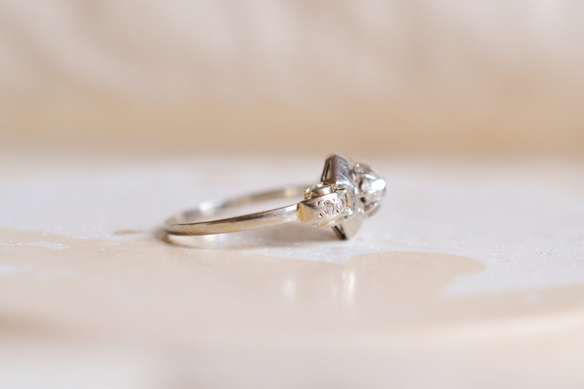 Bague Art Déco Diamant épaulé Oxydes