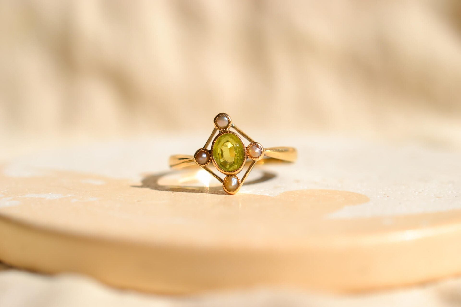 Bague ovale Doublet Grenat Verre et Perles
