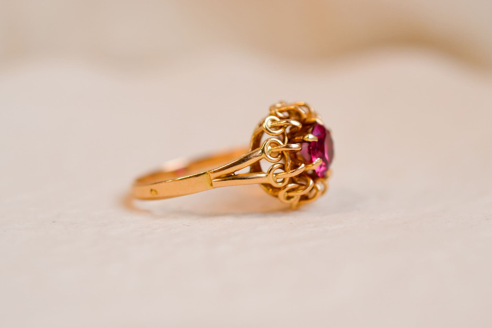 Bague circulaire Rubis de synthèse serti griffes