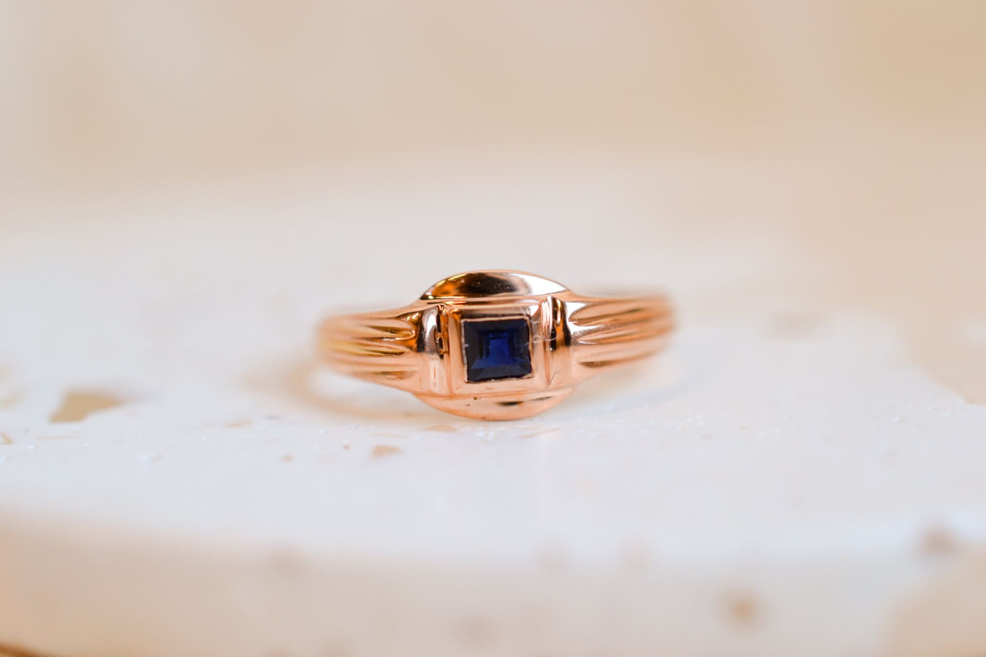 Bague rainurée Saphir carré