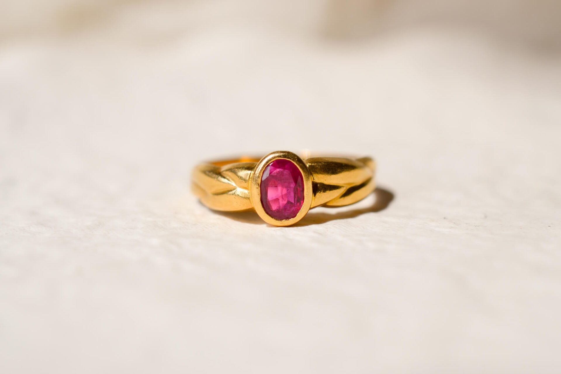 Bague Rubis décor tressé