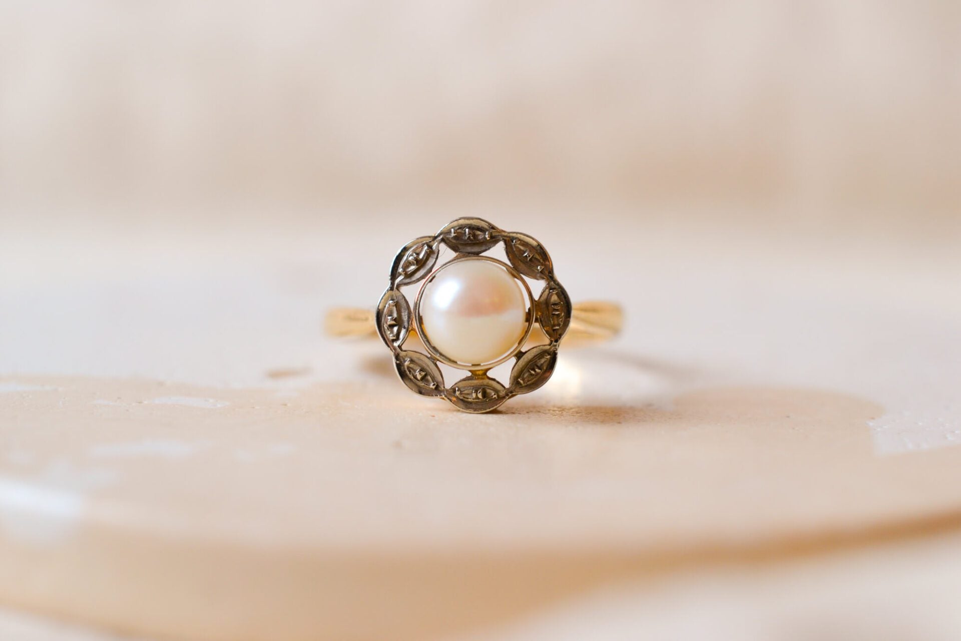 Bague Perle entourage festonné