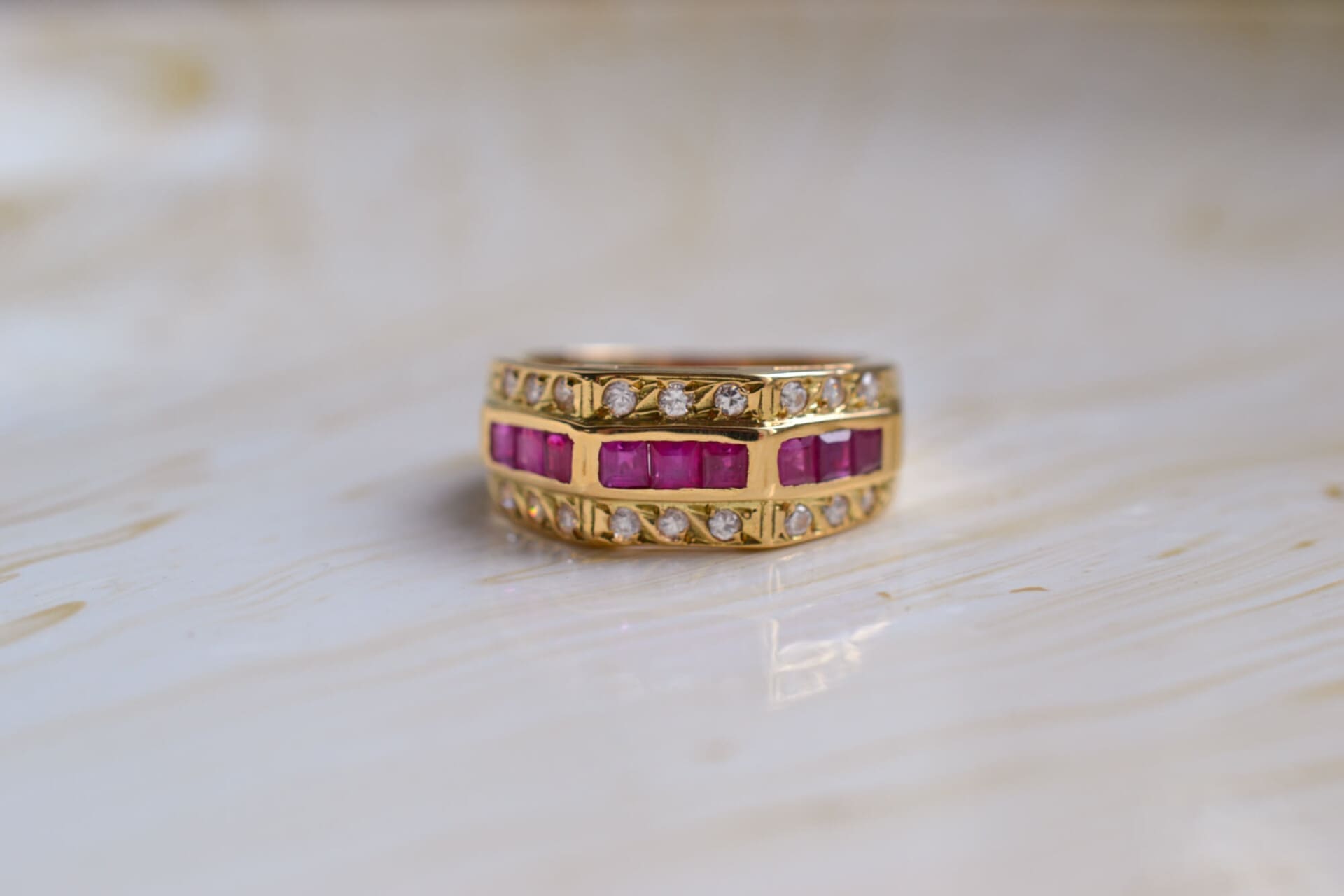 Bague bandeau Rubis et pierres blanches