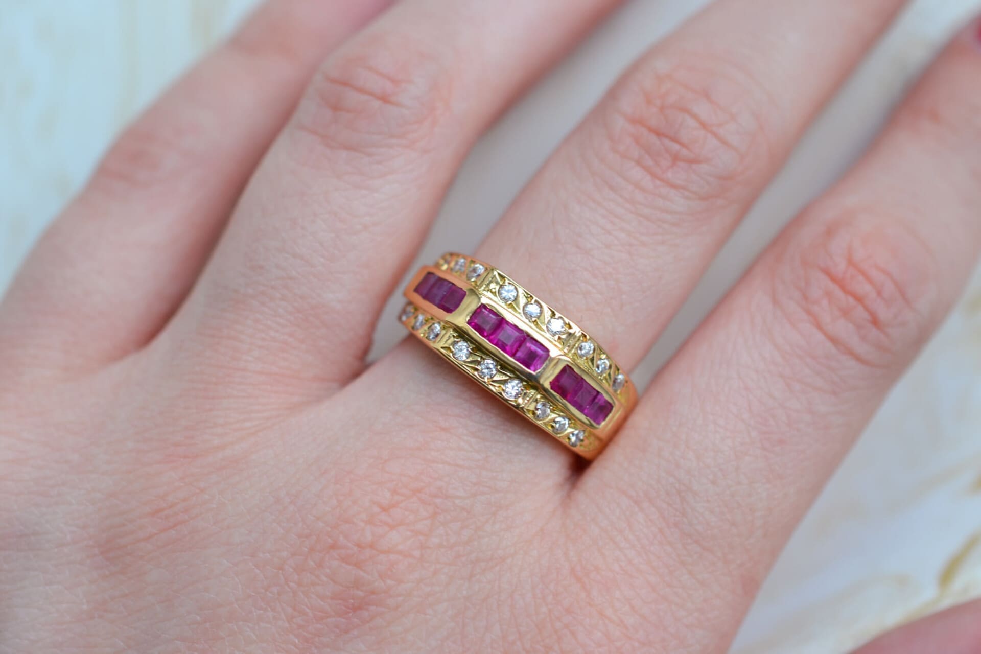 Bague bandeau Rubis et pierres blanches
