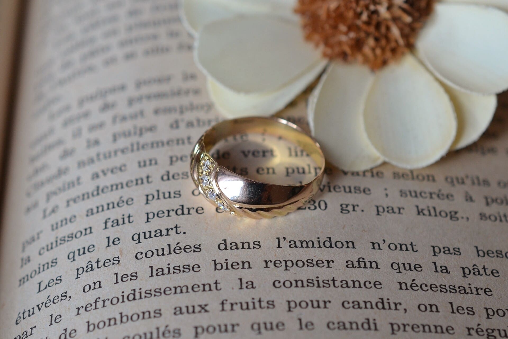 Bague bombée 5 pierres