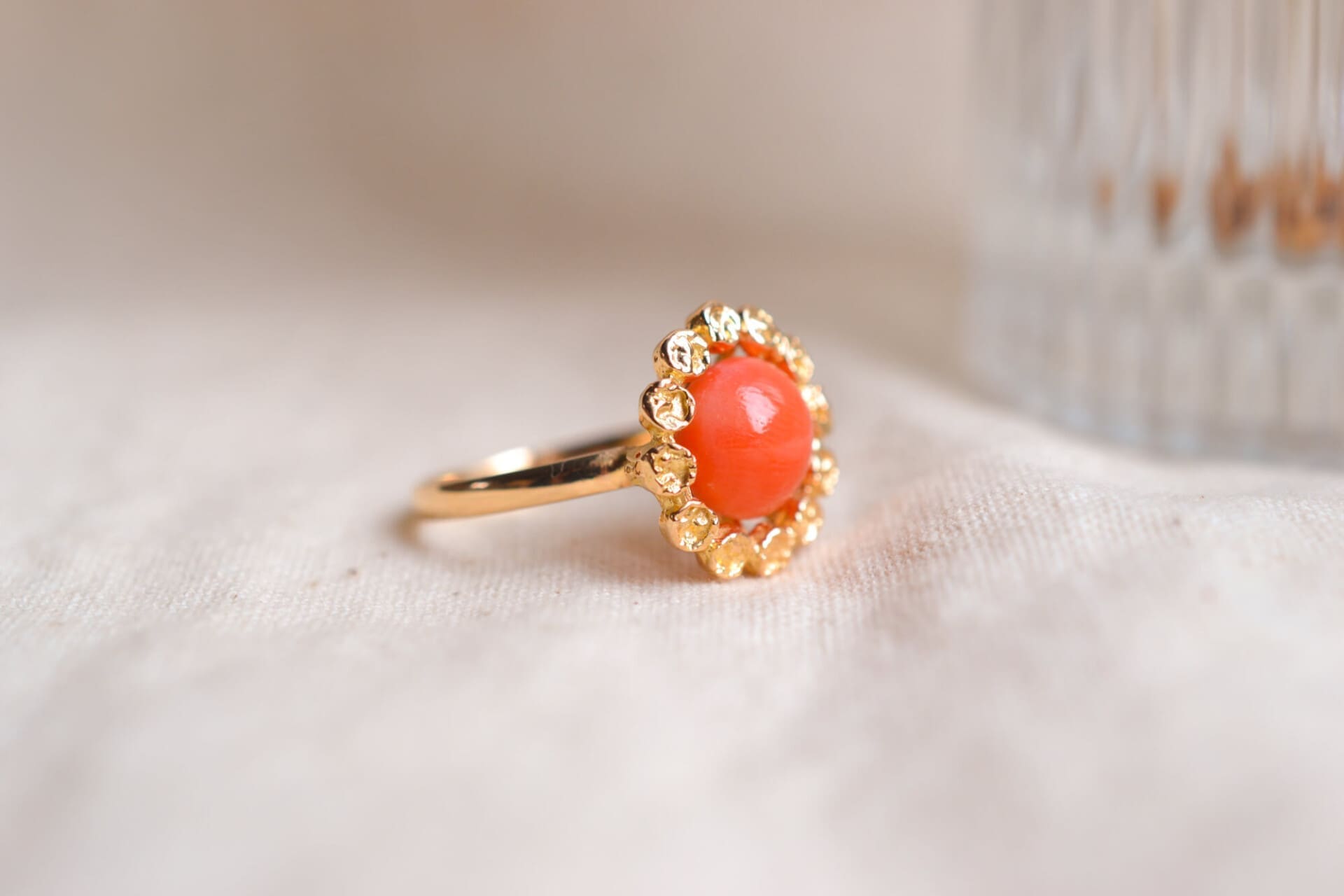Bague cabochon Corail décor fleur