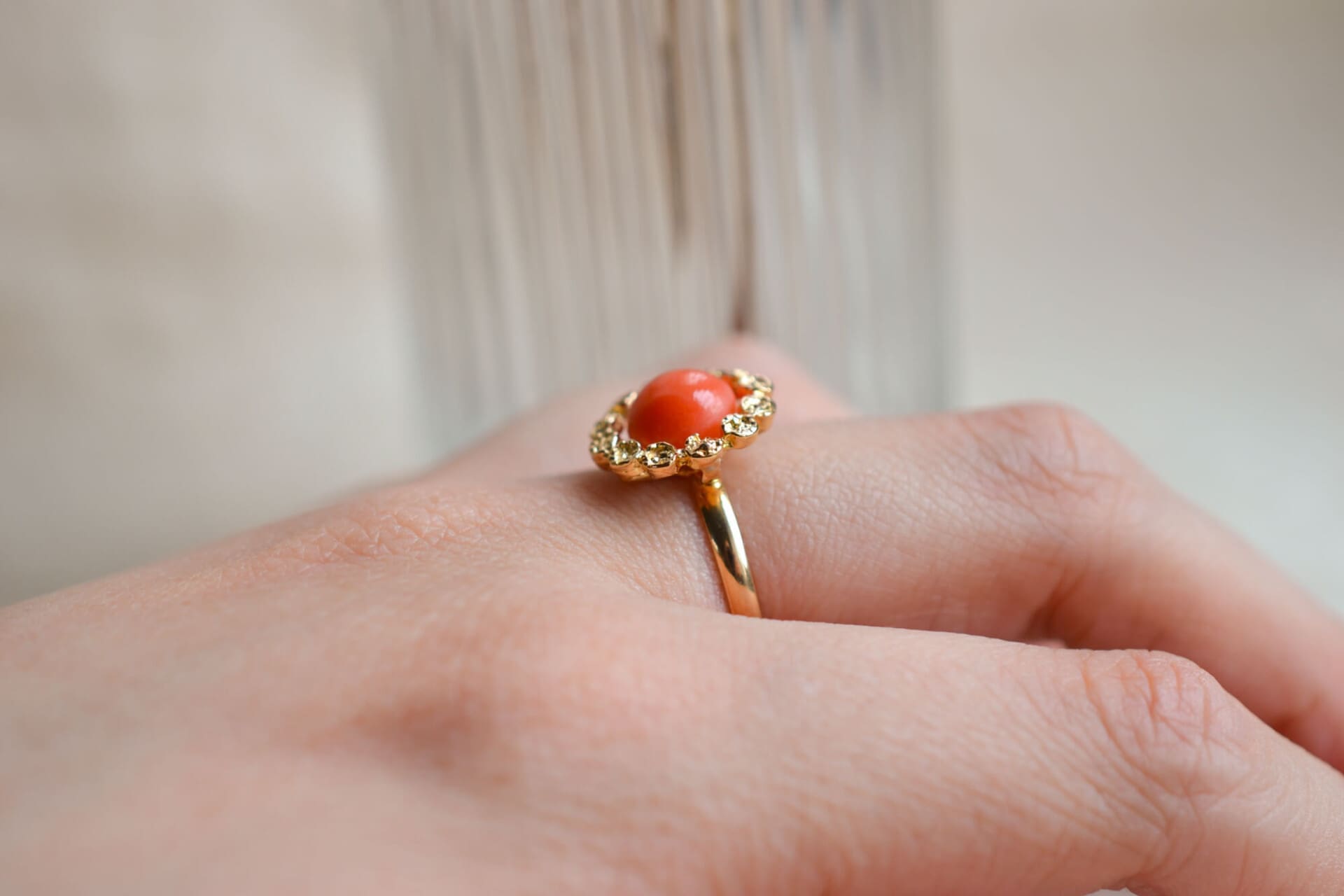 Bague cabochon Corail décor fleur