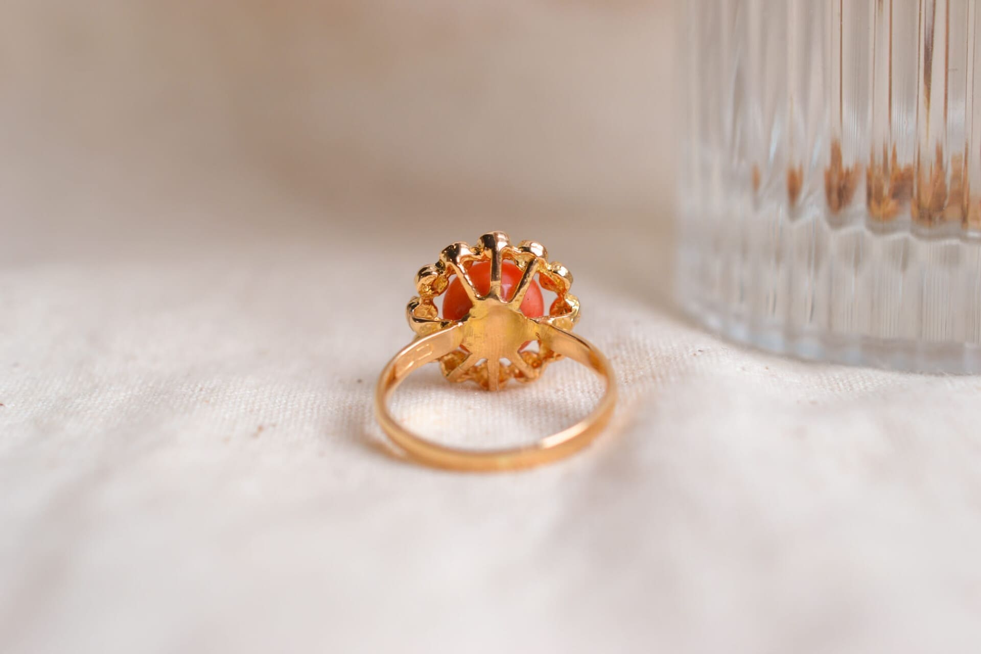 Bague cabochon Corail décor fleur