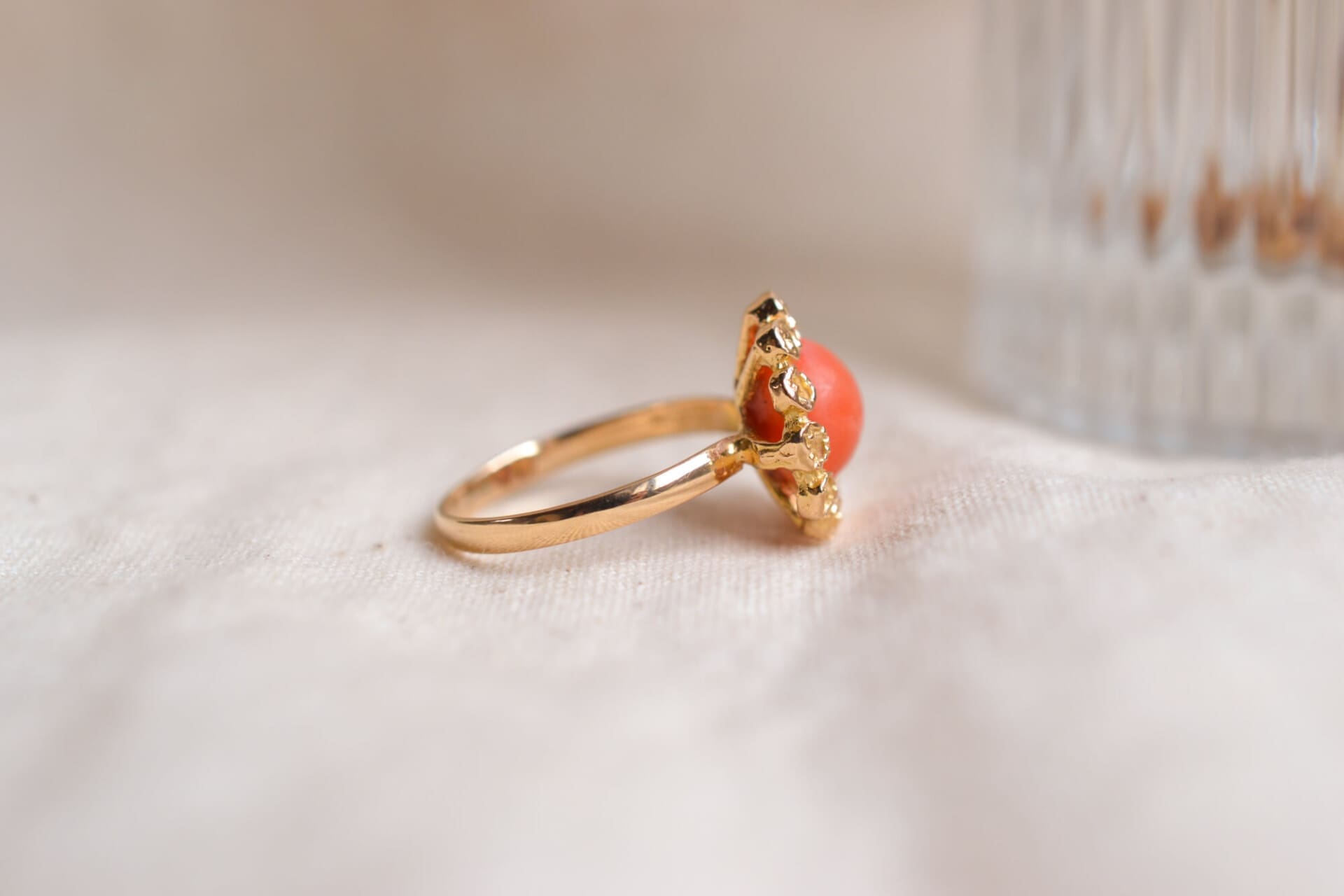 Bague cabochon Corail décor fleur