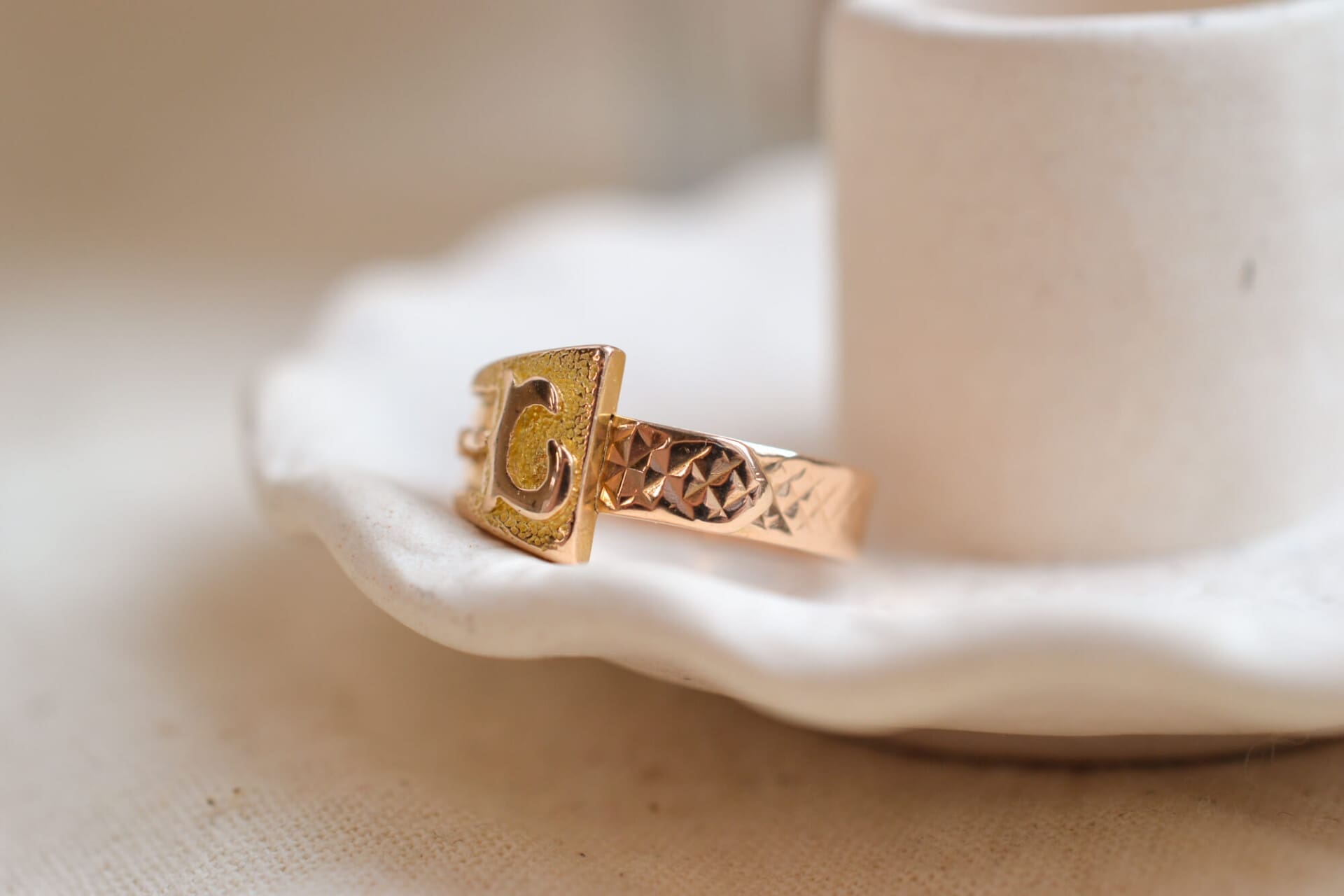 Bague ceinture ciselée