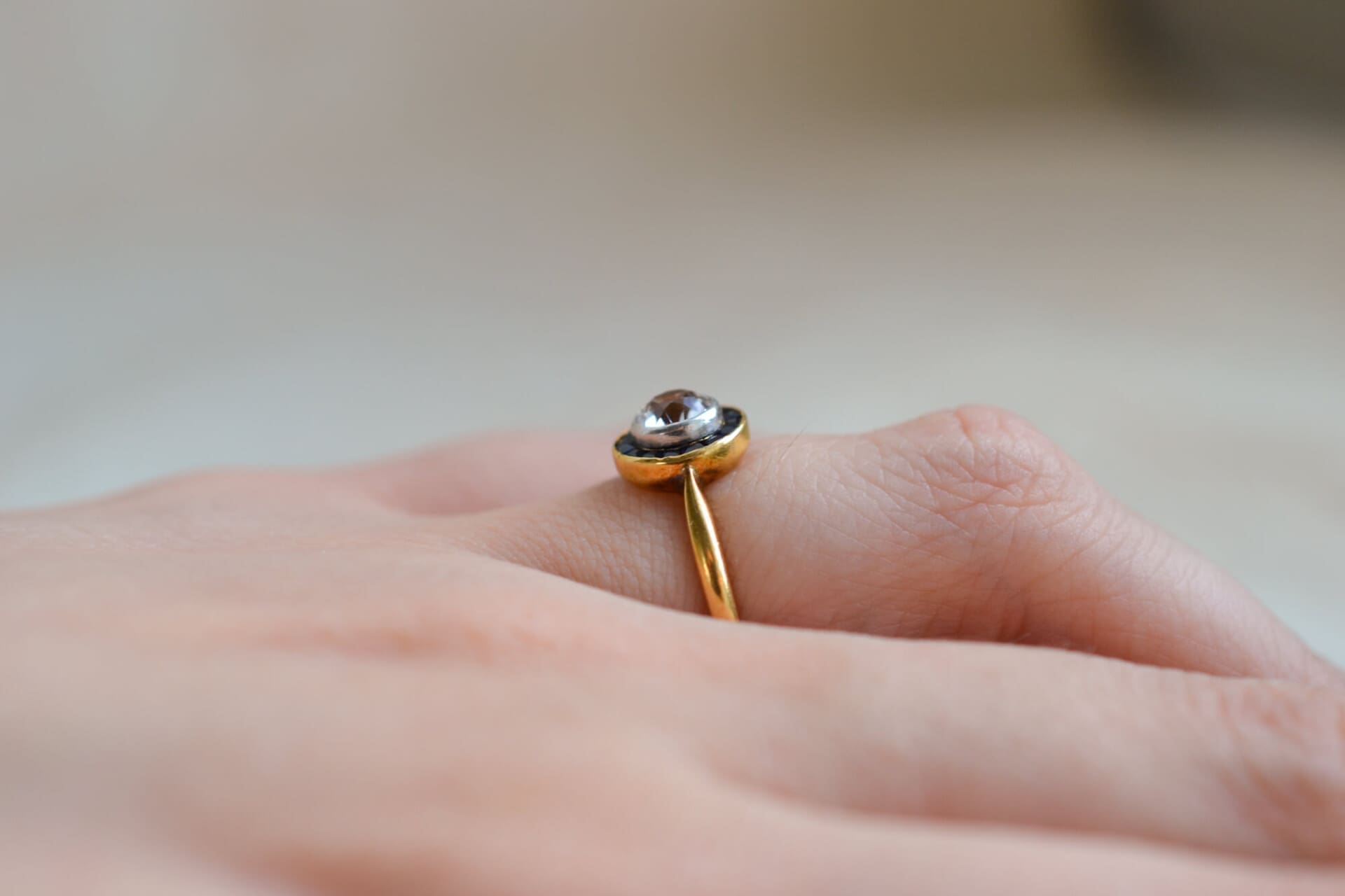 Bague circulaire Simulant et pierres bleues