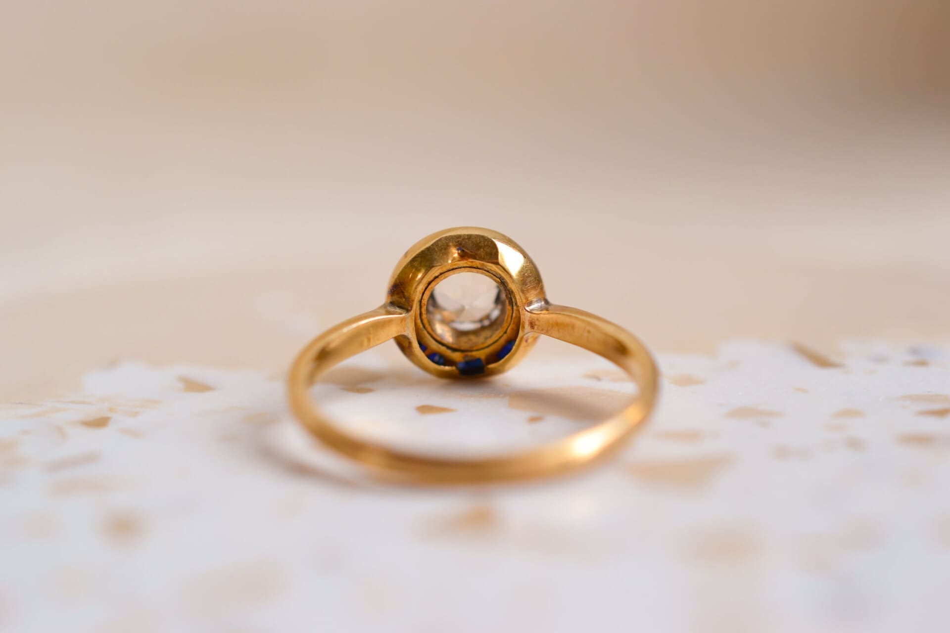 Bague circulaire Simulant et pierres bleues