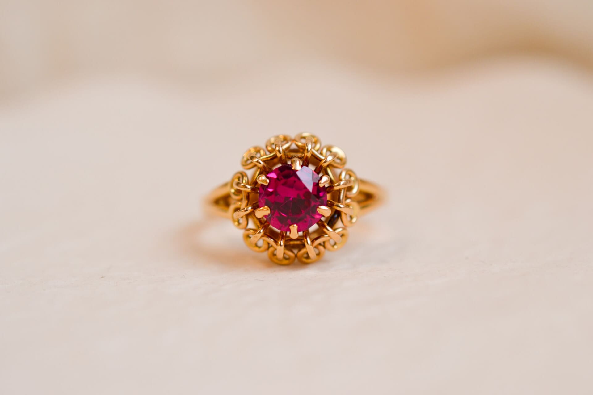 Bague circulaire Rubis de synthèse serti griffes
