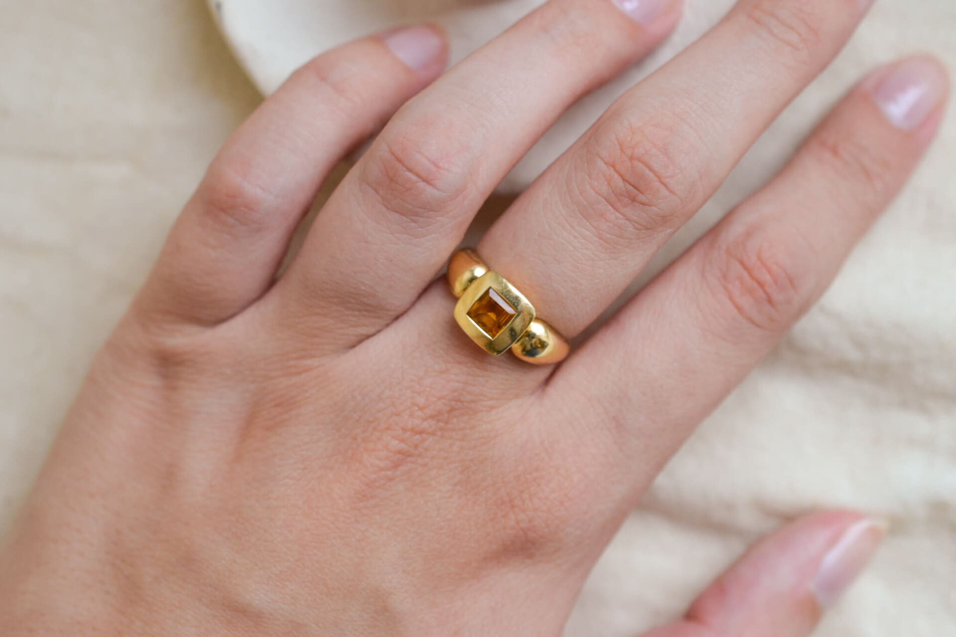 Bague carrée Citrine sertie clos