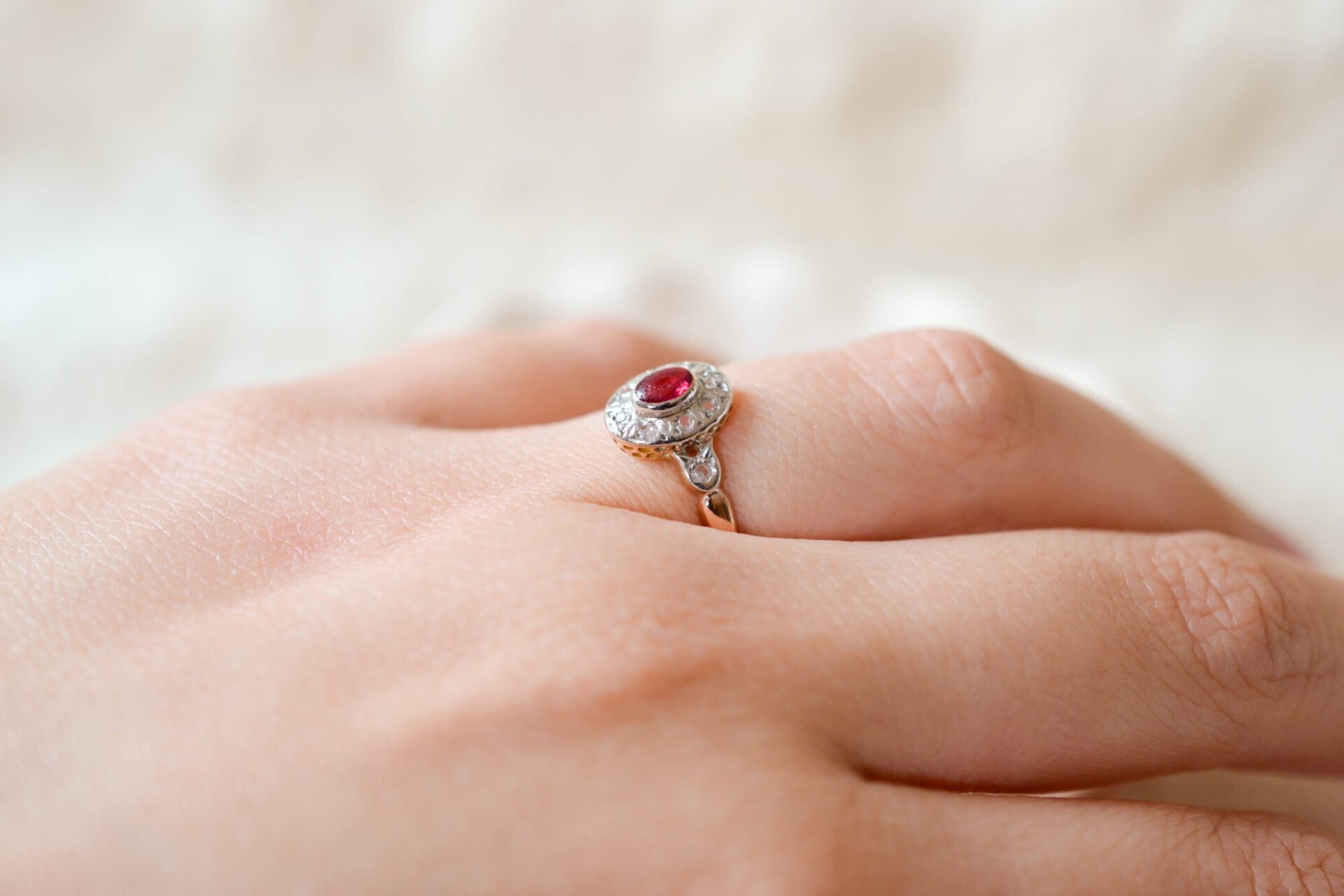 Bague pierre rouge entourage Diamants