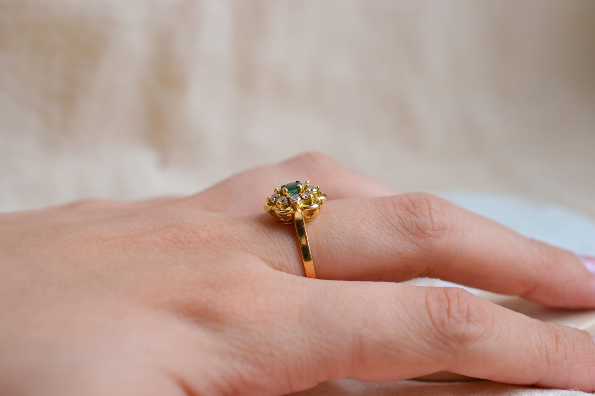 Bague Marguerite Émeraude et pierres blanches