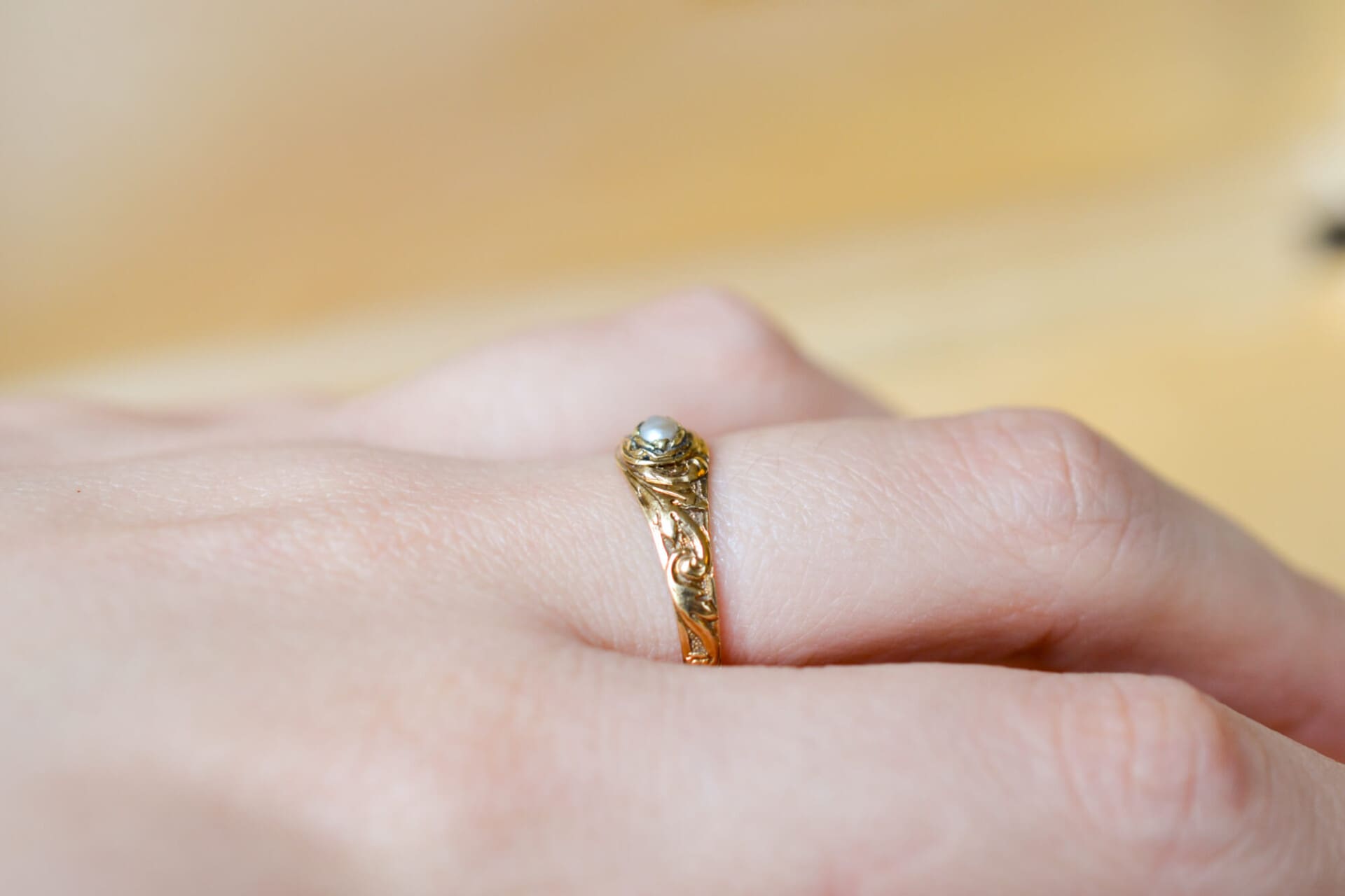 Bague Perle à décor de rinceaux