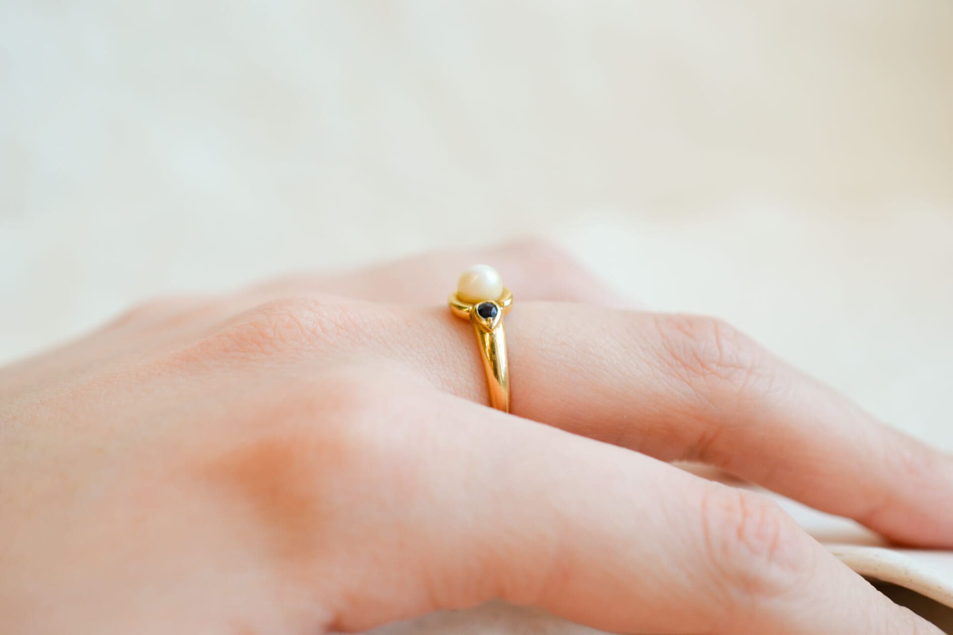 Bague jonc Perle et Saphirs