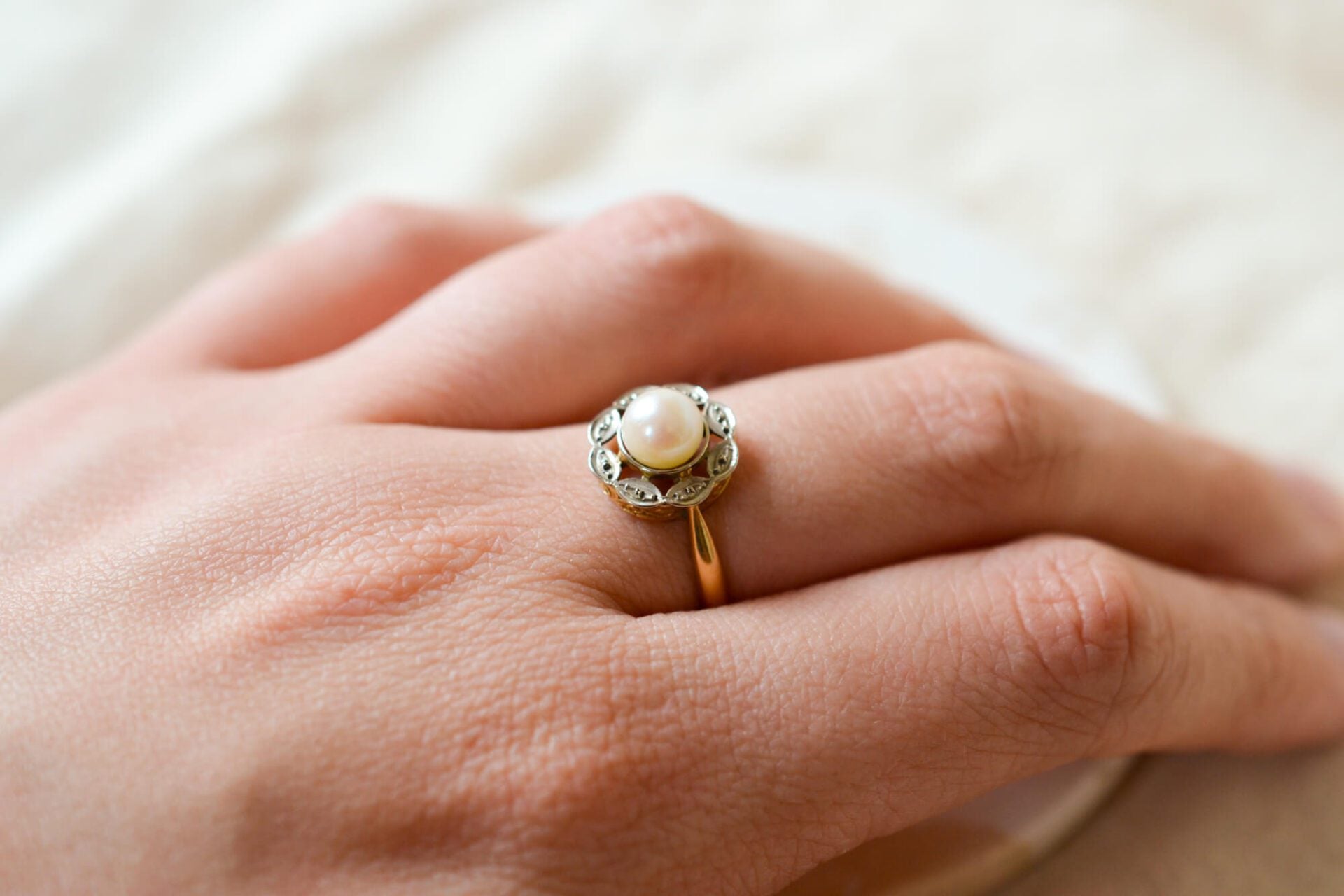 Bague Perle entourage festonné