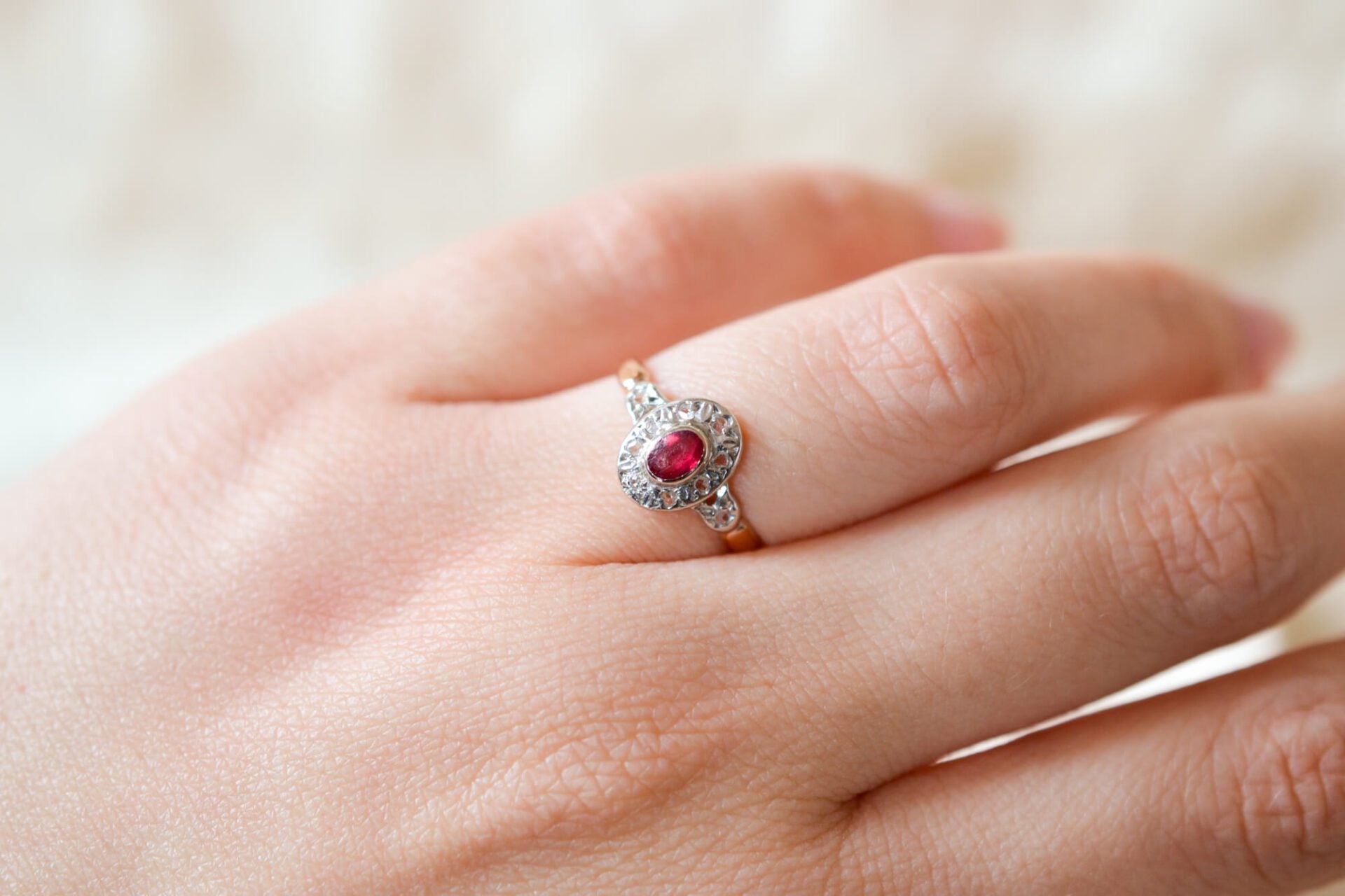 Bague pierre rouge entourage Diamants