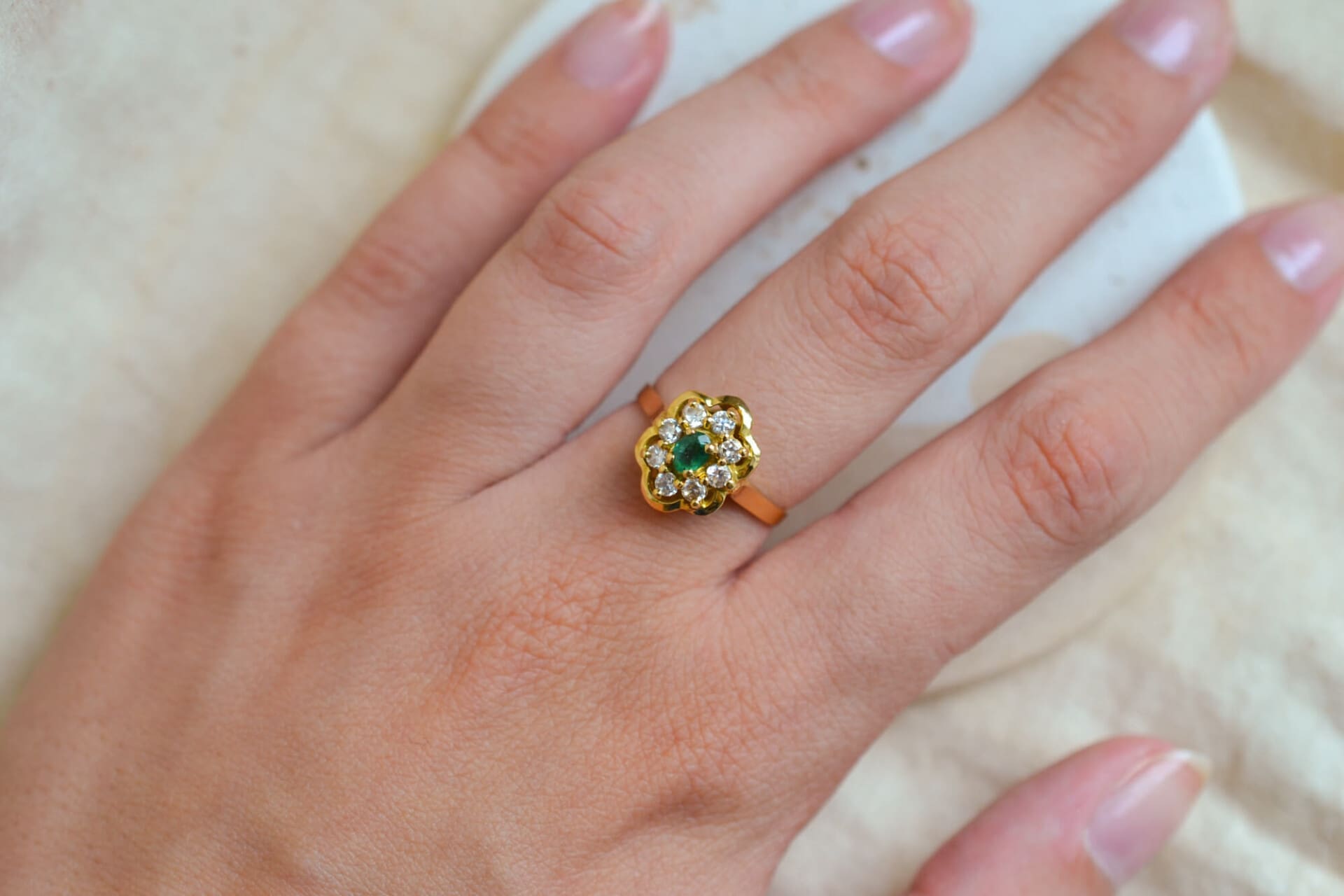 Bague Marguerite Émeraude et pierres blanches