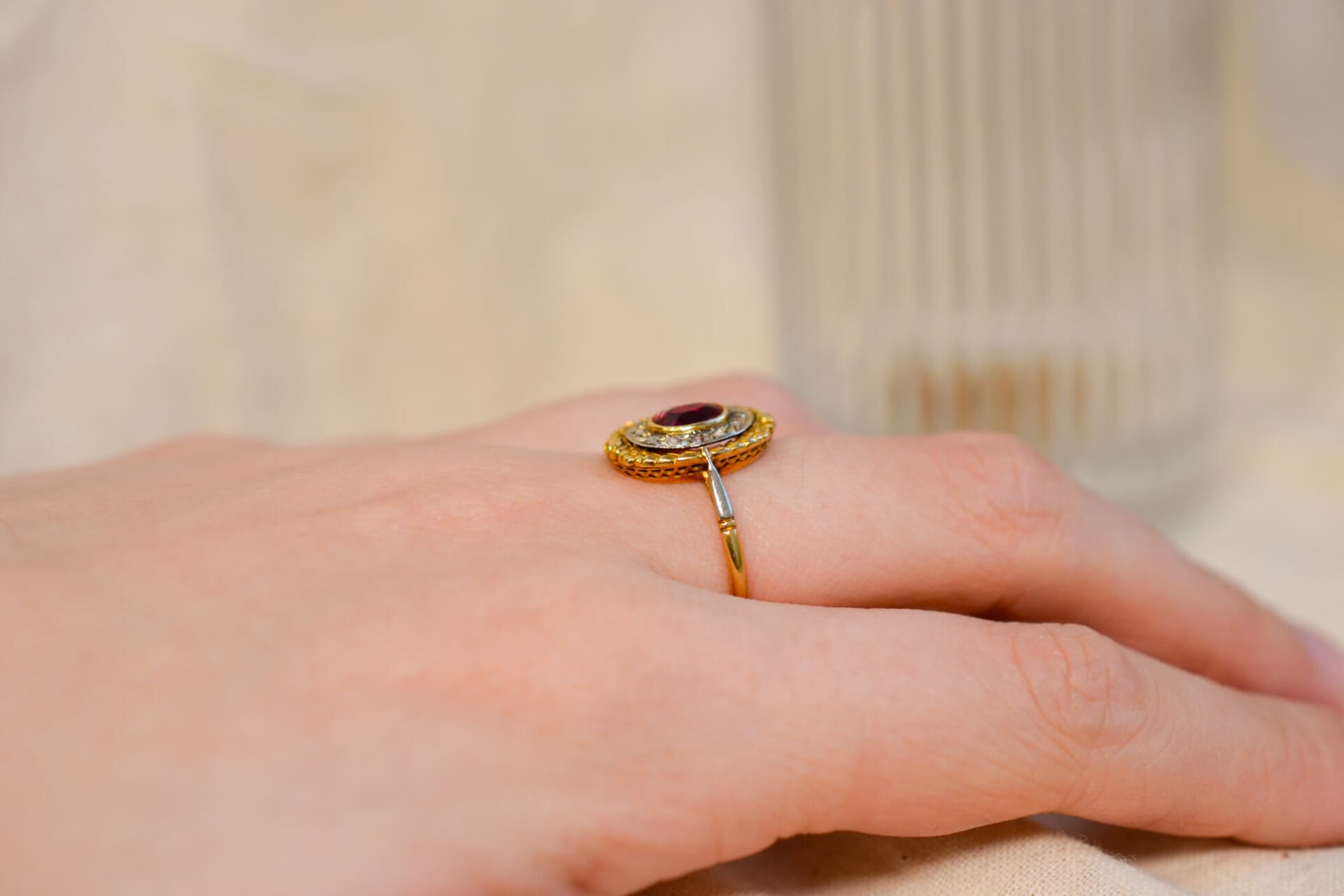 Bague ovale Rubis de synthèse et Diamants