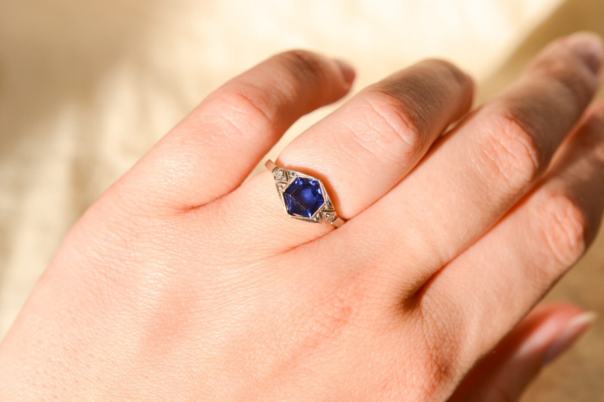 Bague Art Déco Saphir de synthèse Diamants