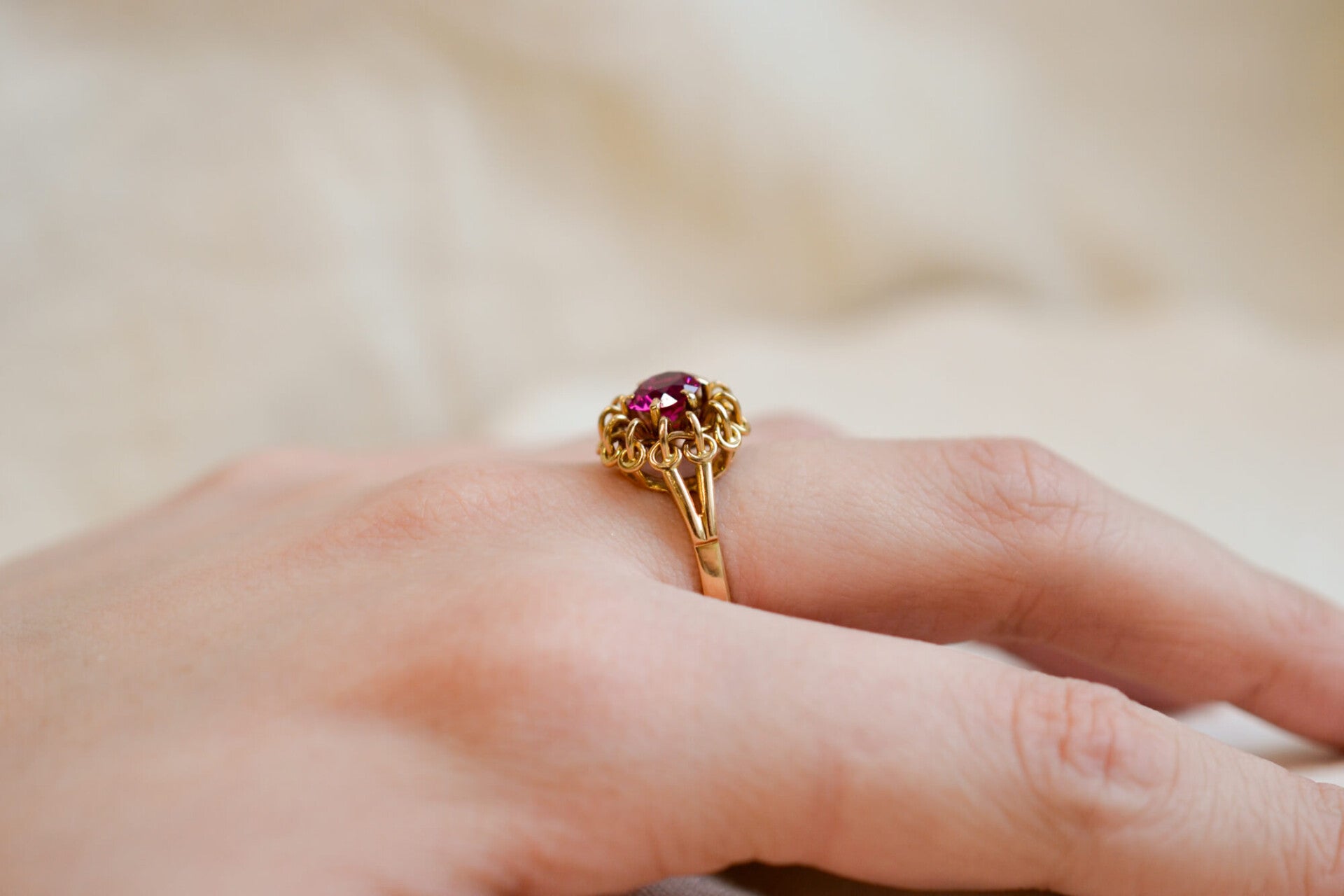 Bague circulaire Rubis de synthèse serti griffes