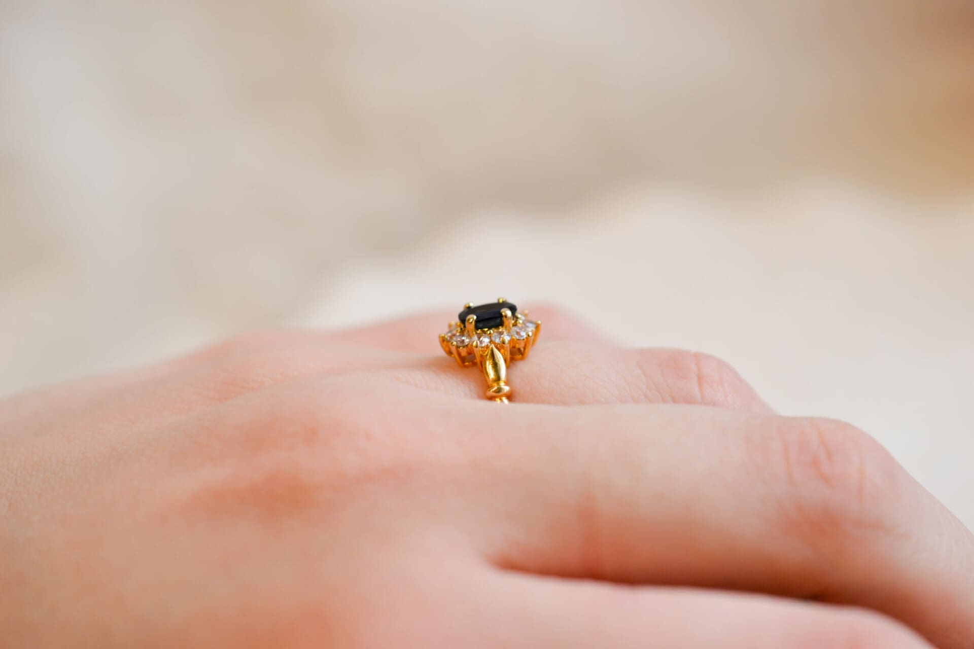 Bague Marguerite doublet Saphir et Oxydes