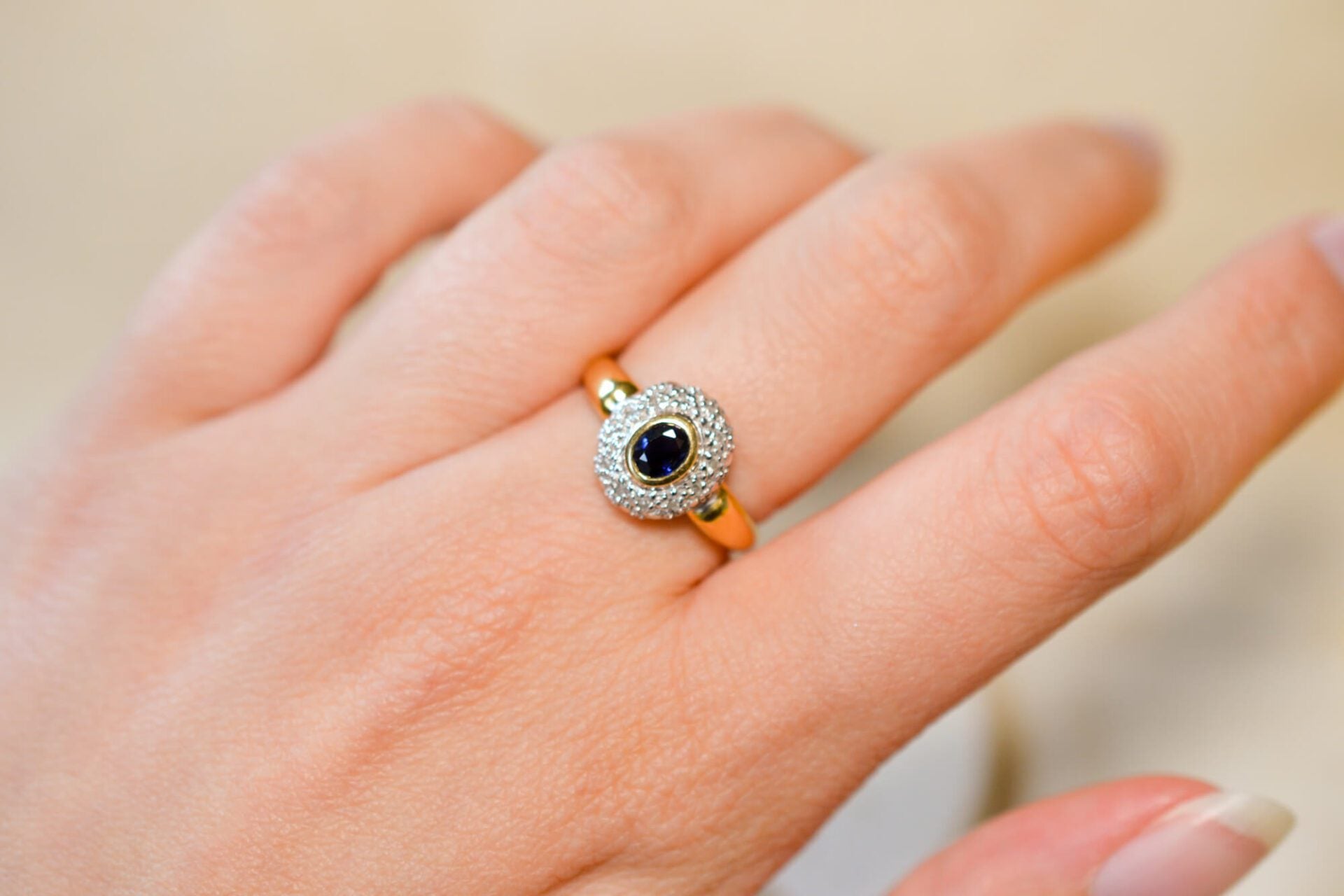 Bague ovale Saphir pavage Diamants