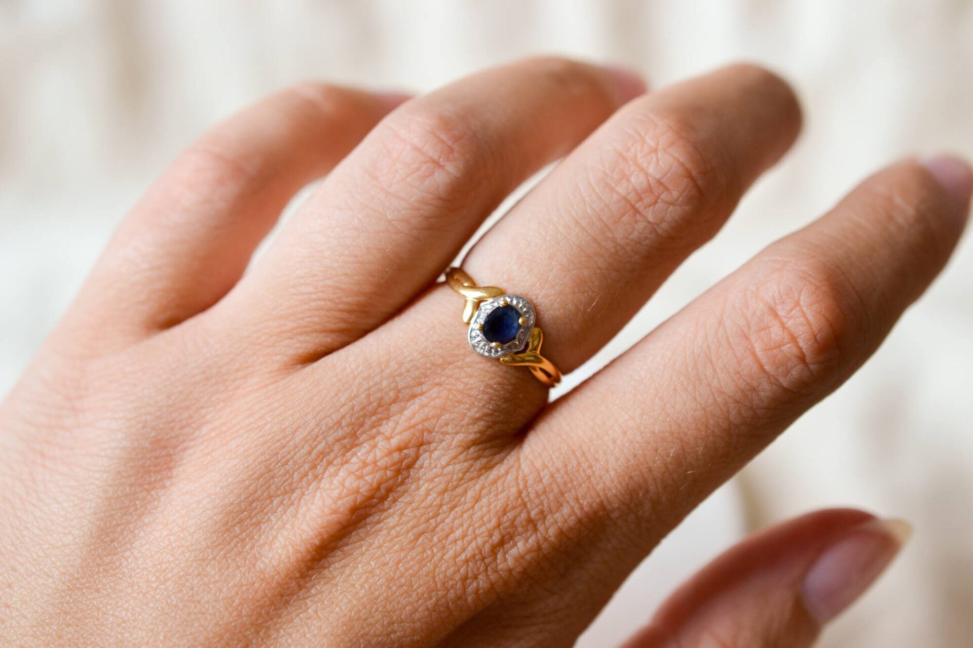 Bague ovale Saphir pavage Or blanc